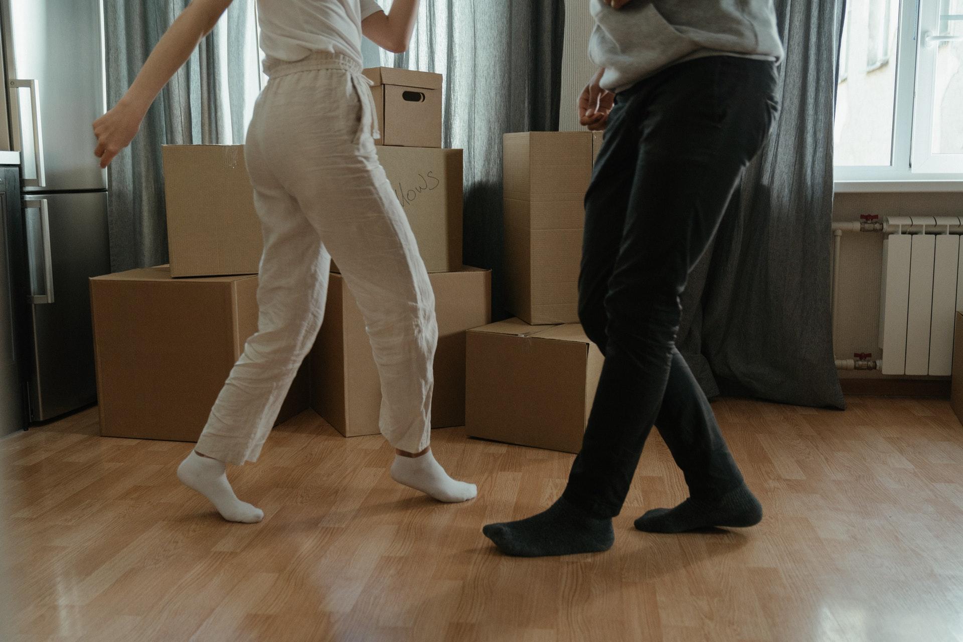 benen på ett par som dansar hemma i sin lägenhet