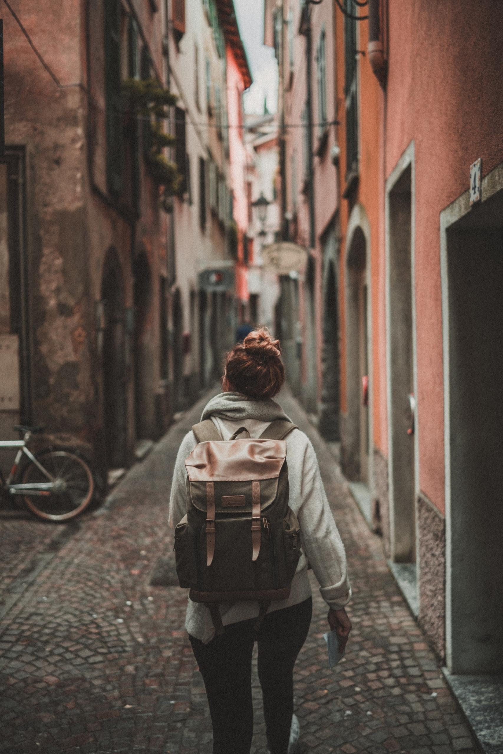 person backpackar i italiensk stad