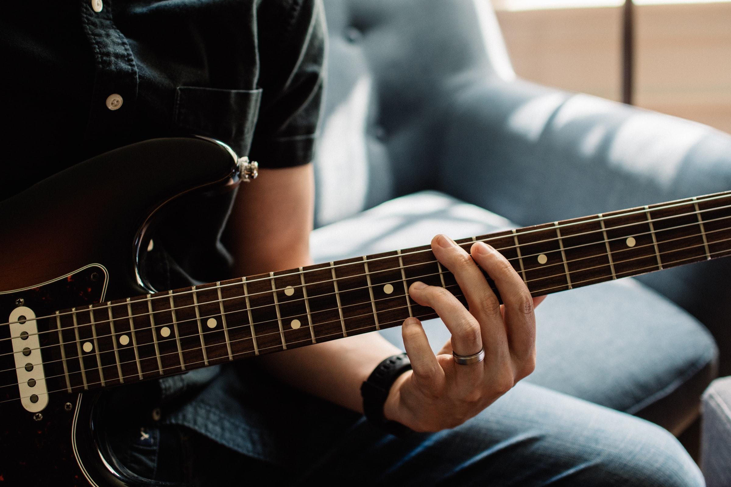 börja spela gitarr