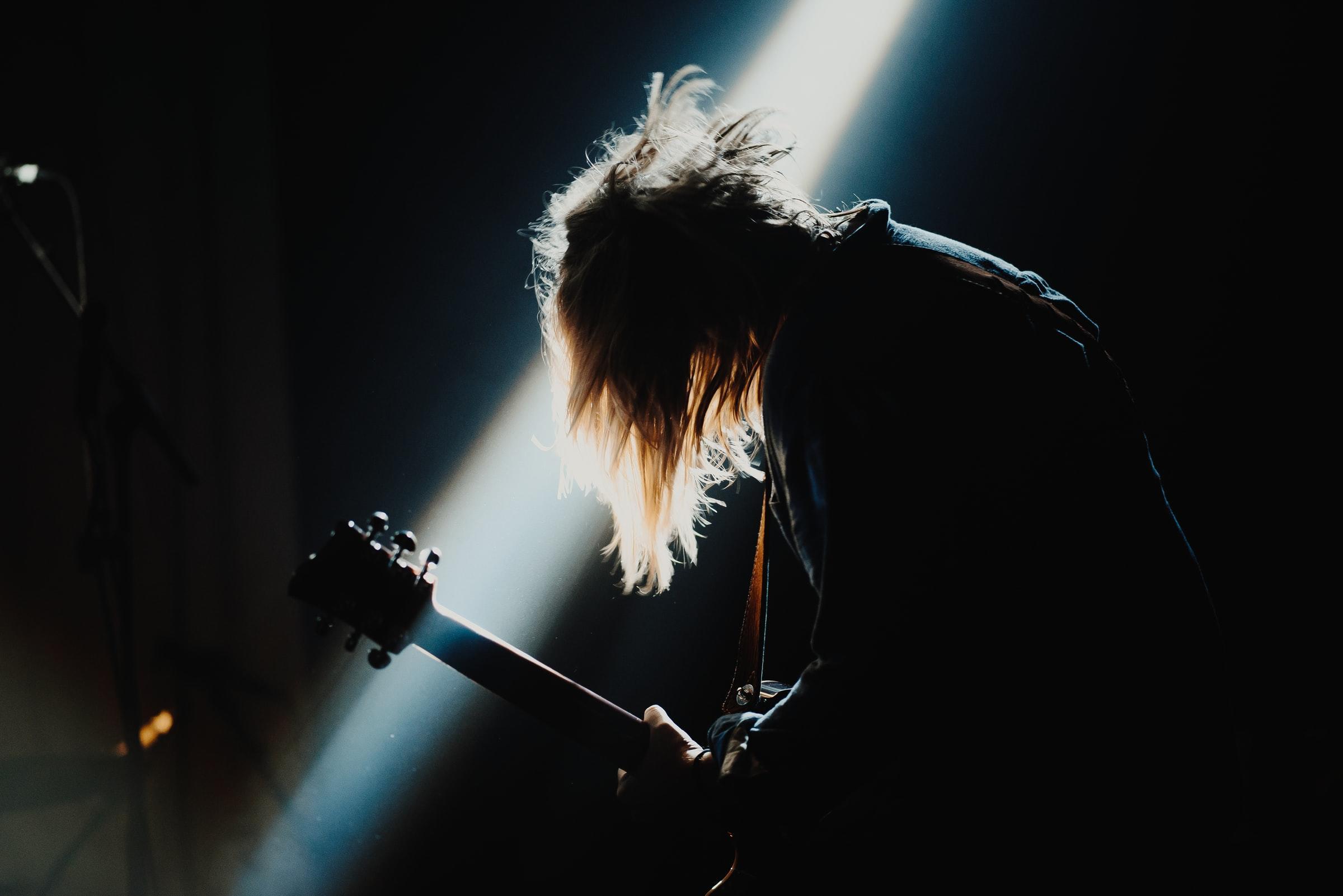 lära sig spela gitarr