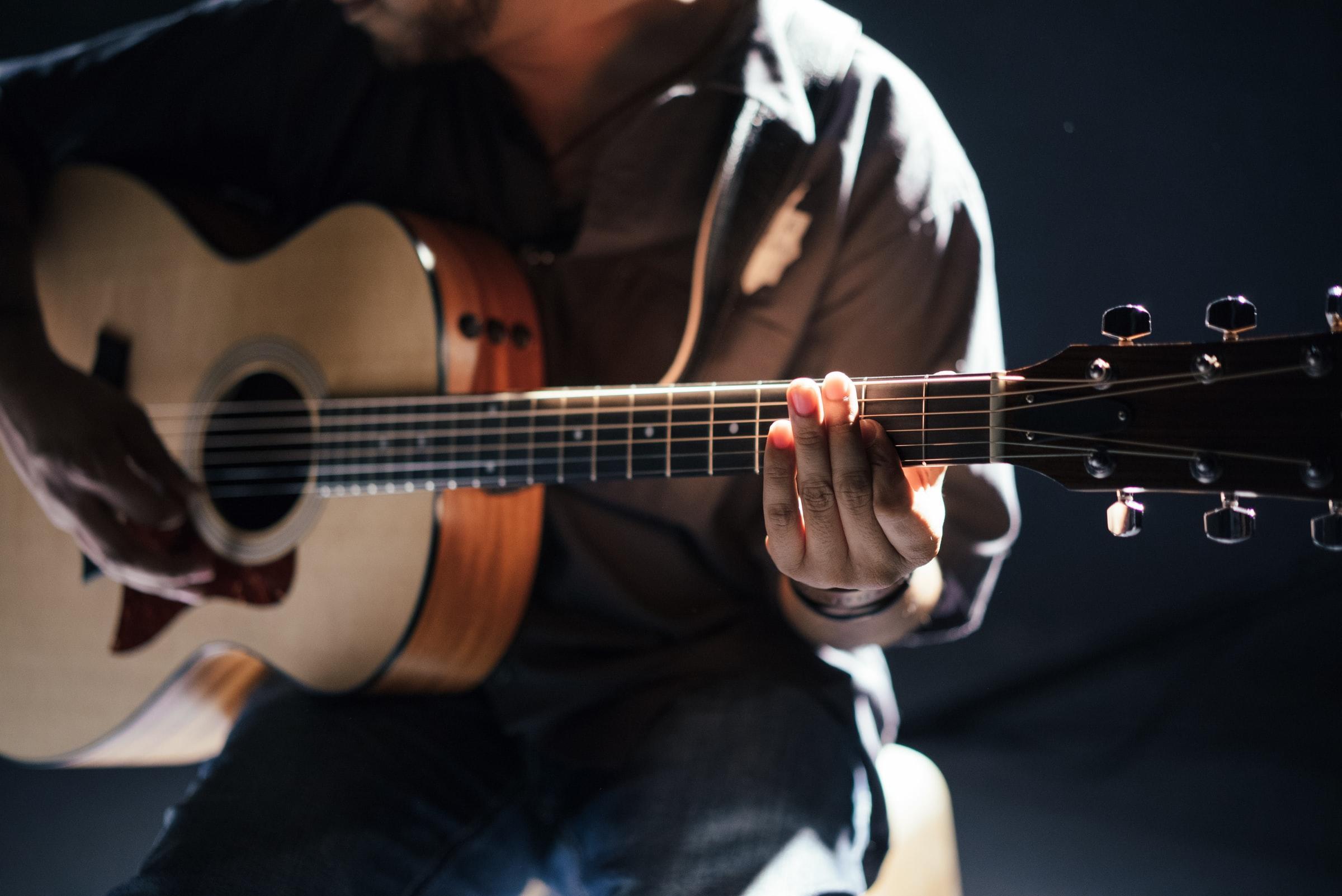 lära sig spela gitarr