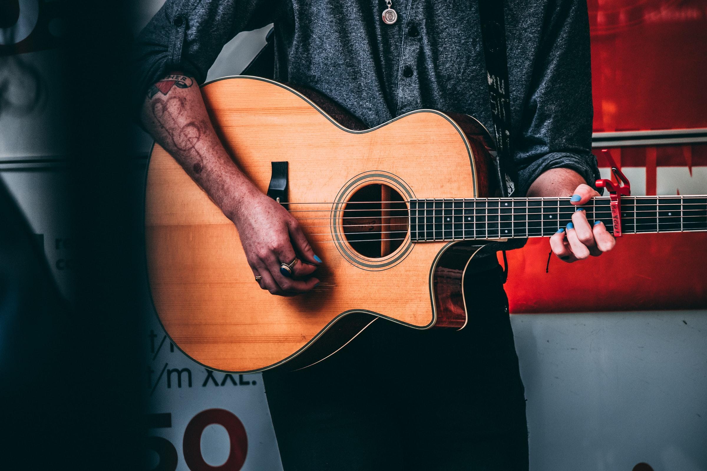 lära sig spela gitarr