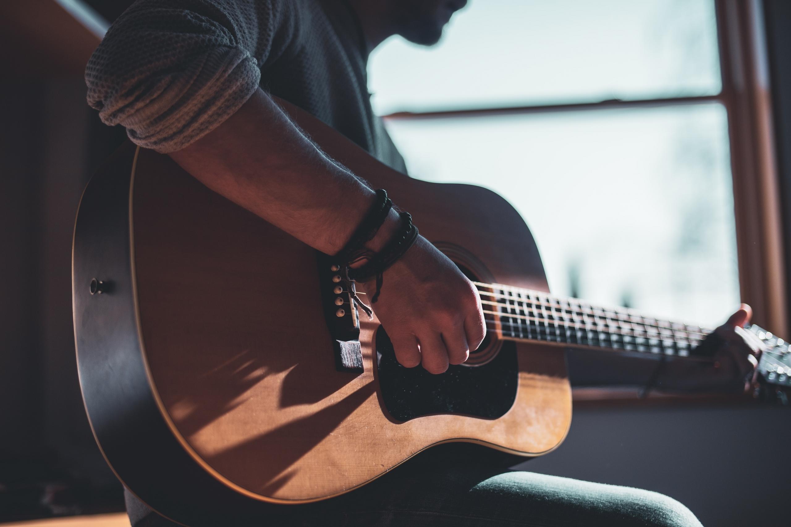 spela gitarr