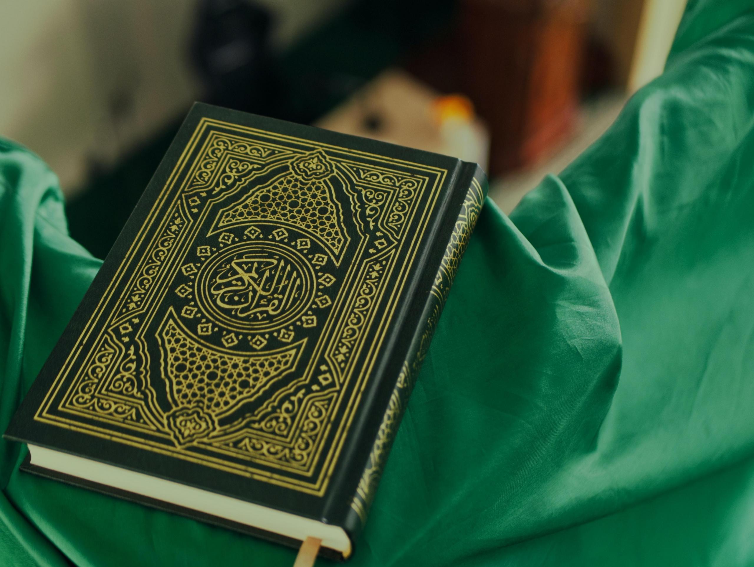 koranen på klassisk arabiska ligger på en grön duk