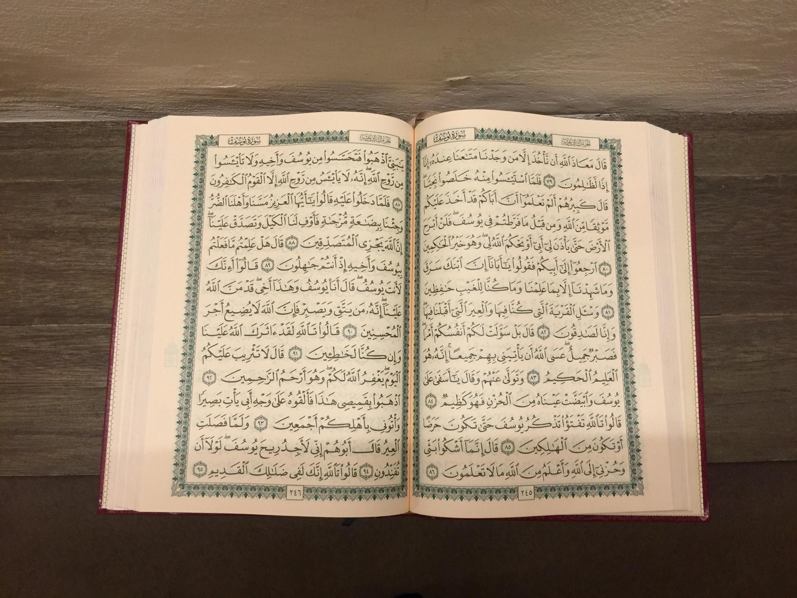 uppslagen arabisk bok ovanifrån