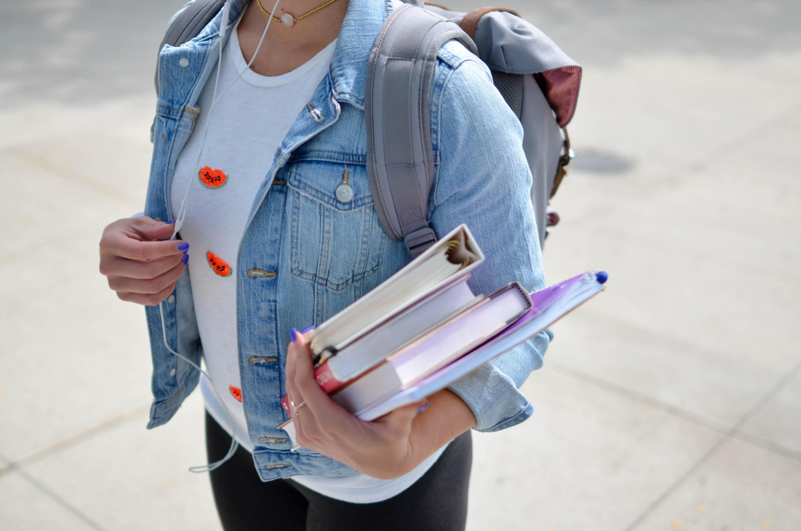 student påväg till arabiskalektioner