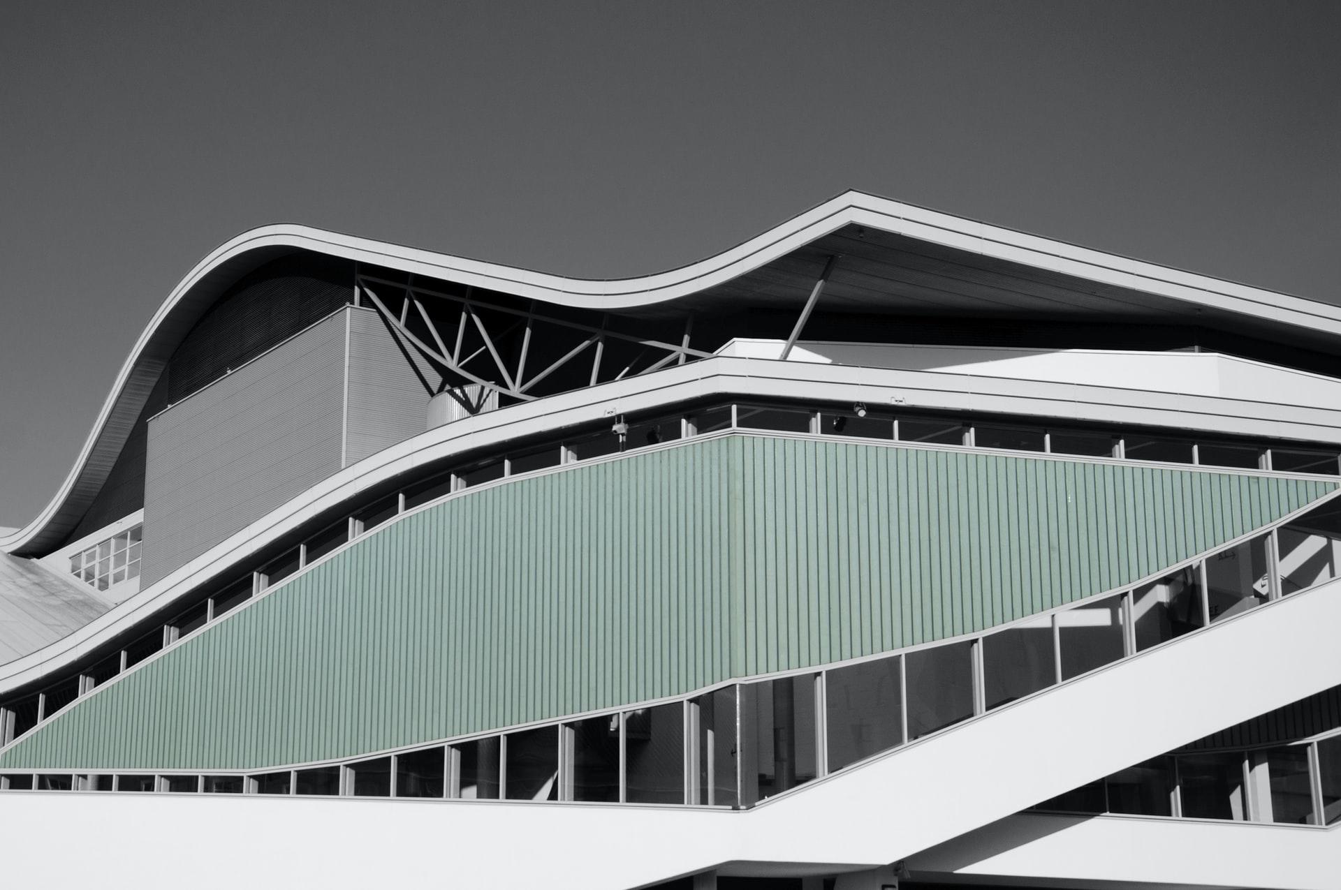 Ett hus med udda arkitektur.