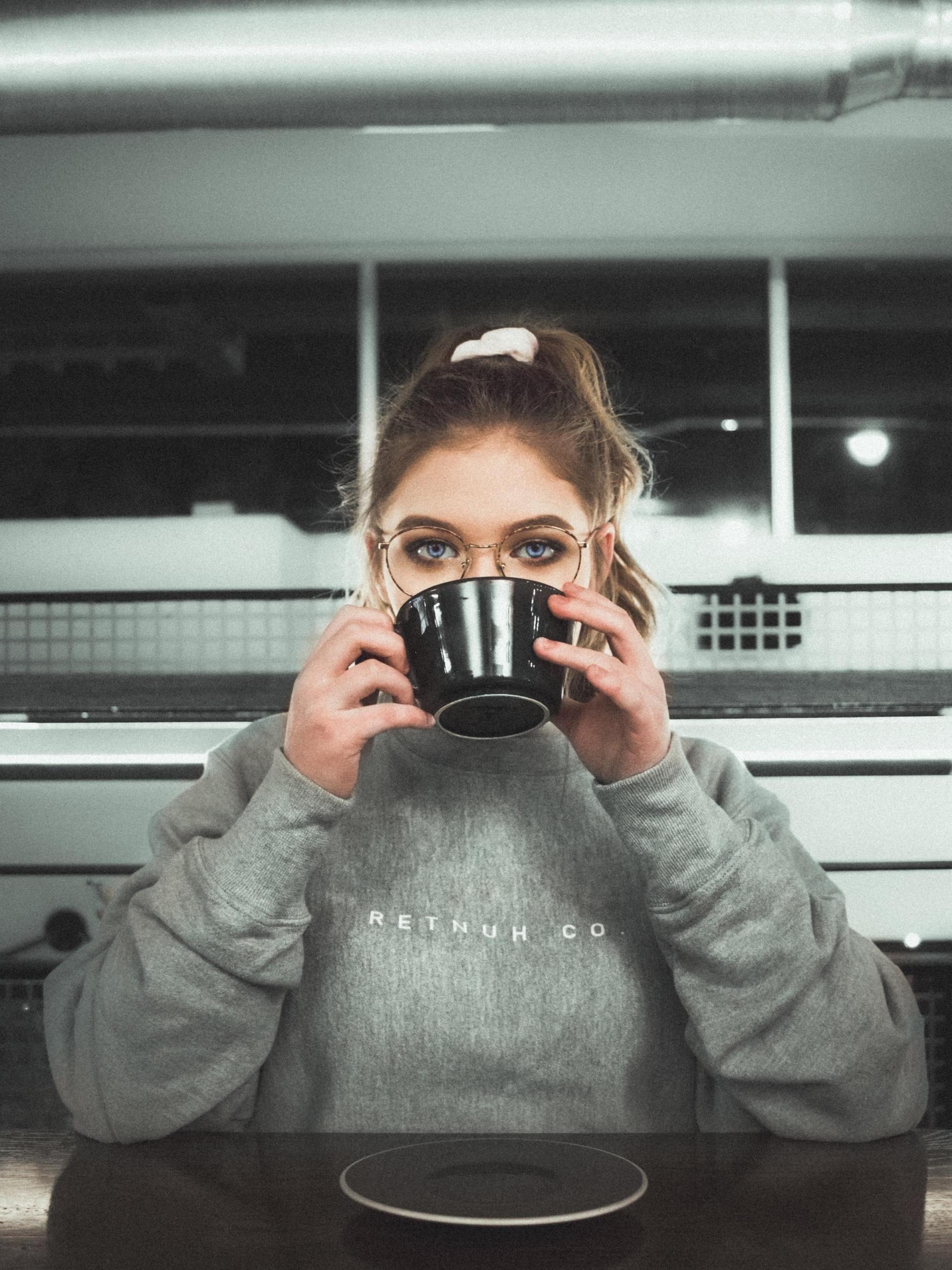 elev förbereder sig för privatlektioner med en stor kopp kaffe