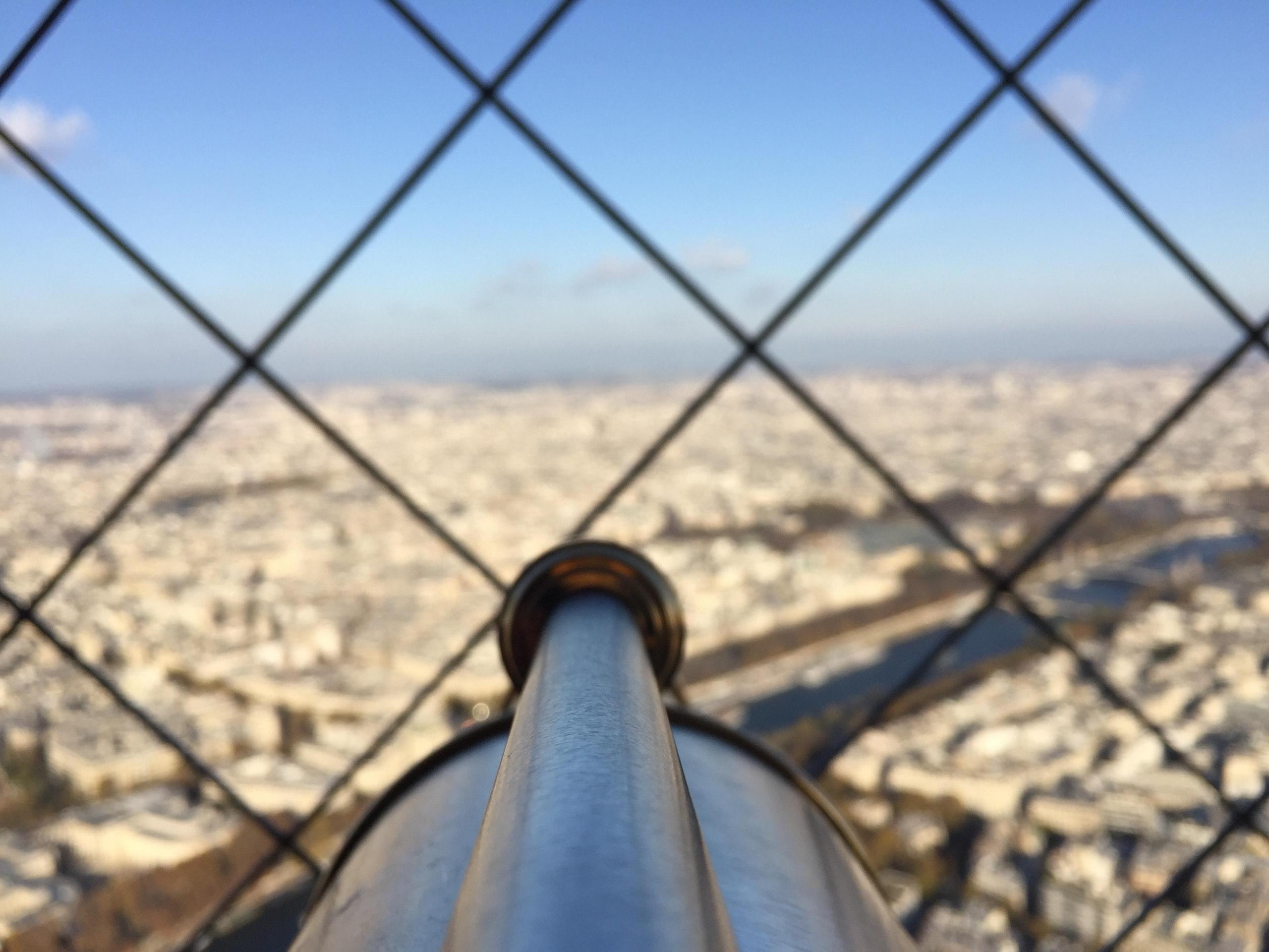 Person besöker Eiffeltornet i Paris och blickar ut över staden