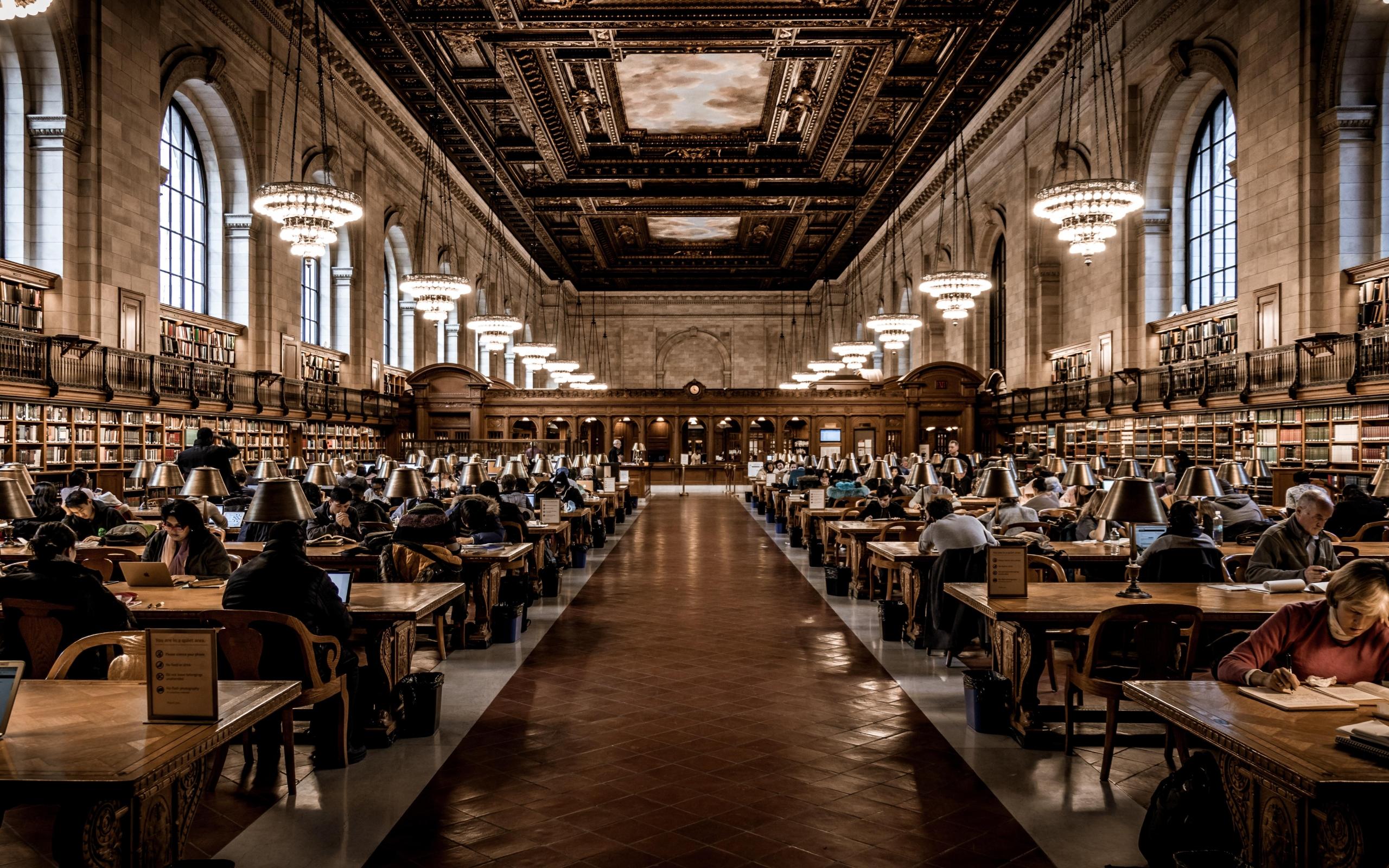 Bibliotekssal med studerande elever