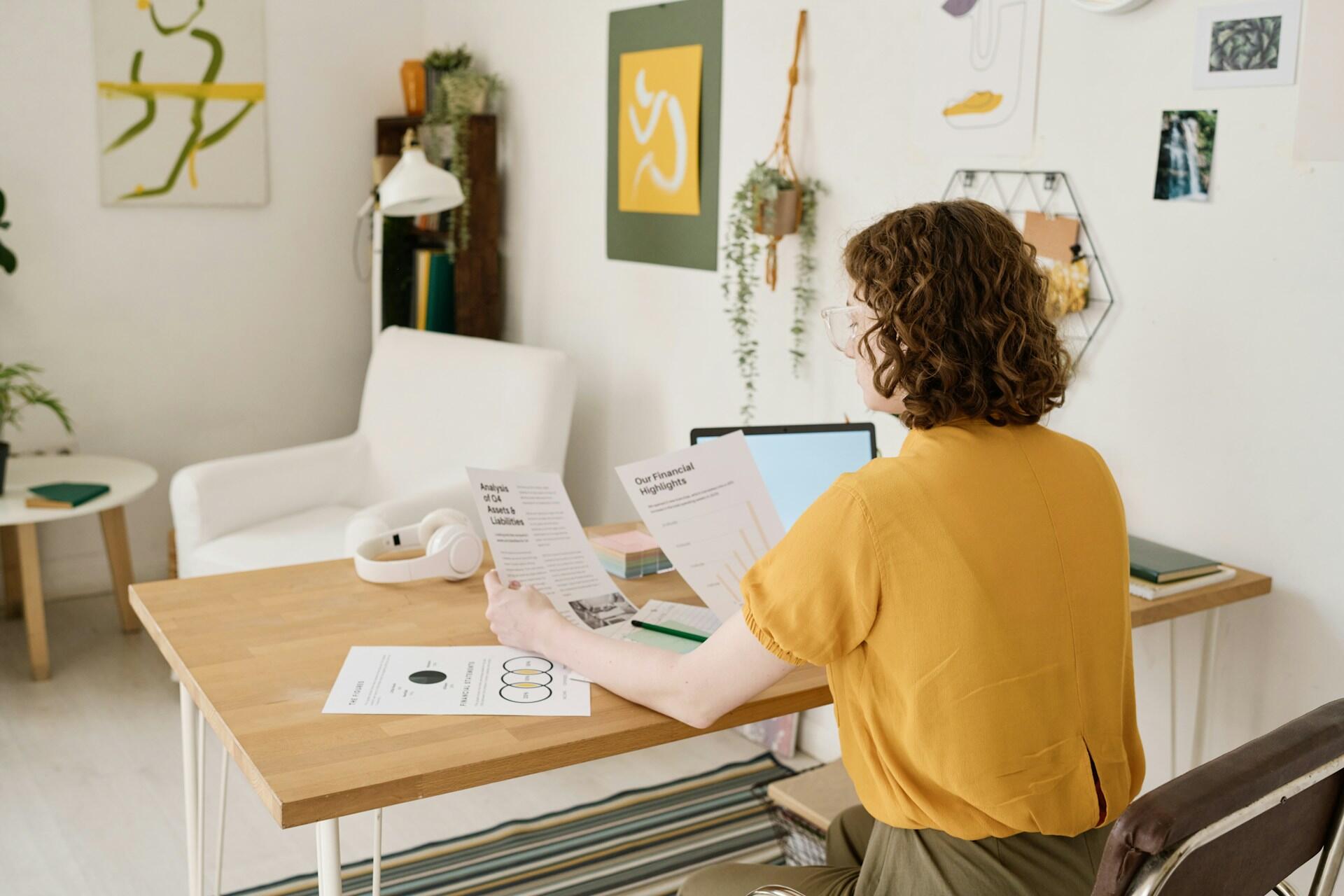 Person som sitter vid en dator vid ett skrivbord.