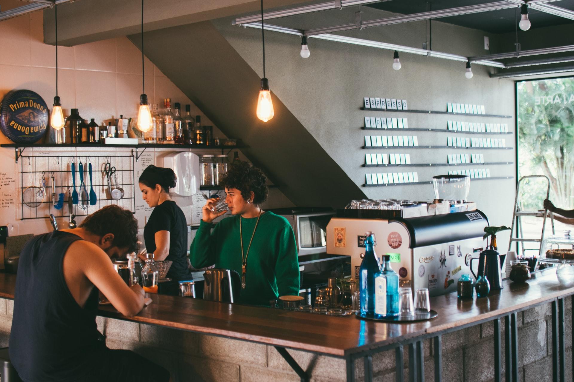 cafépersonal på sitt jobb i italien