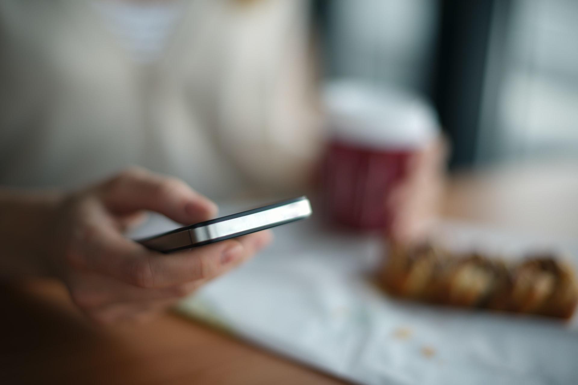 man lär sig spanska själv på mobilen