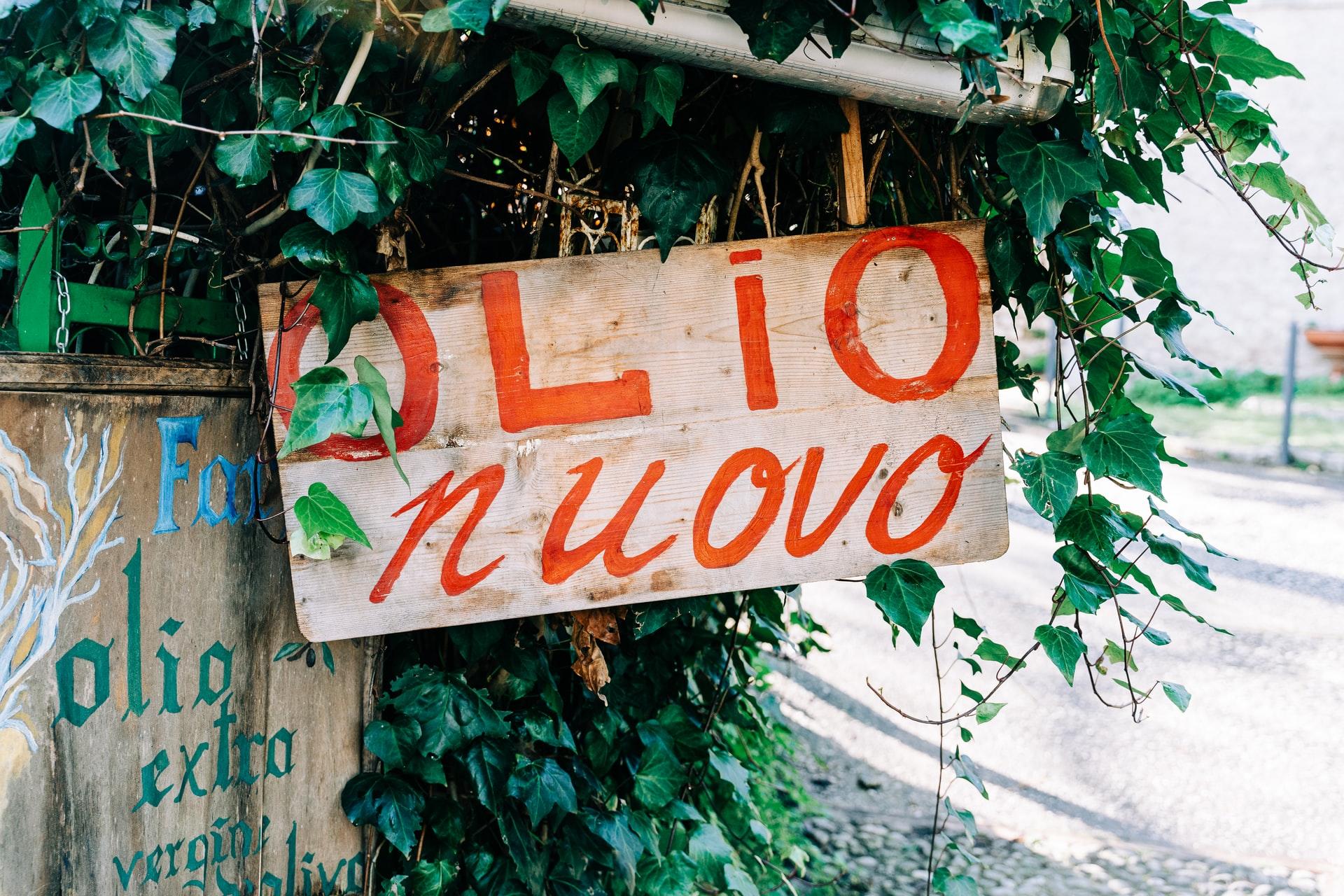 italienska ord olio nuovo på träskylt
