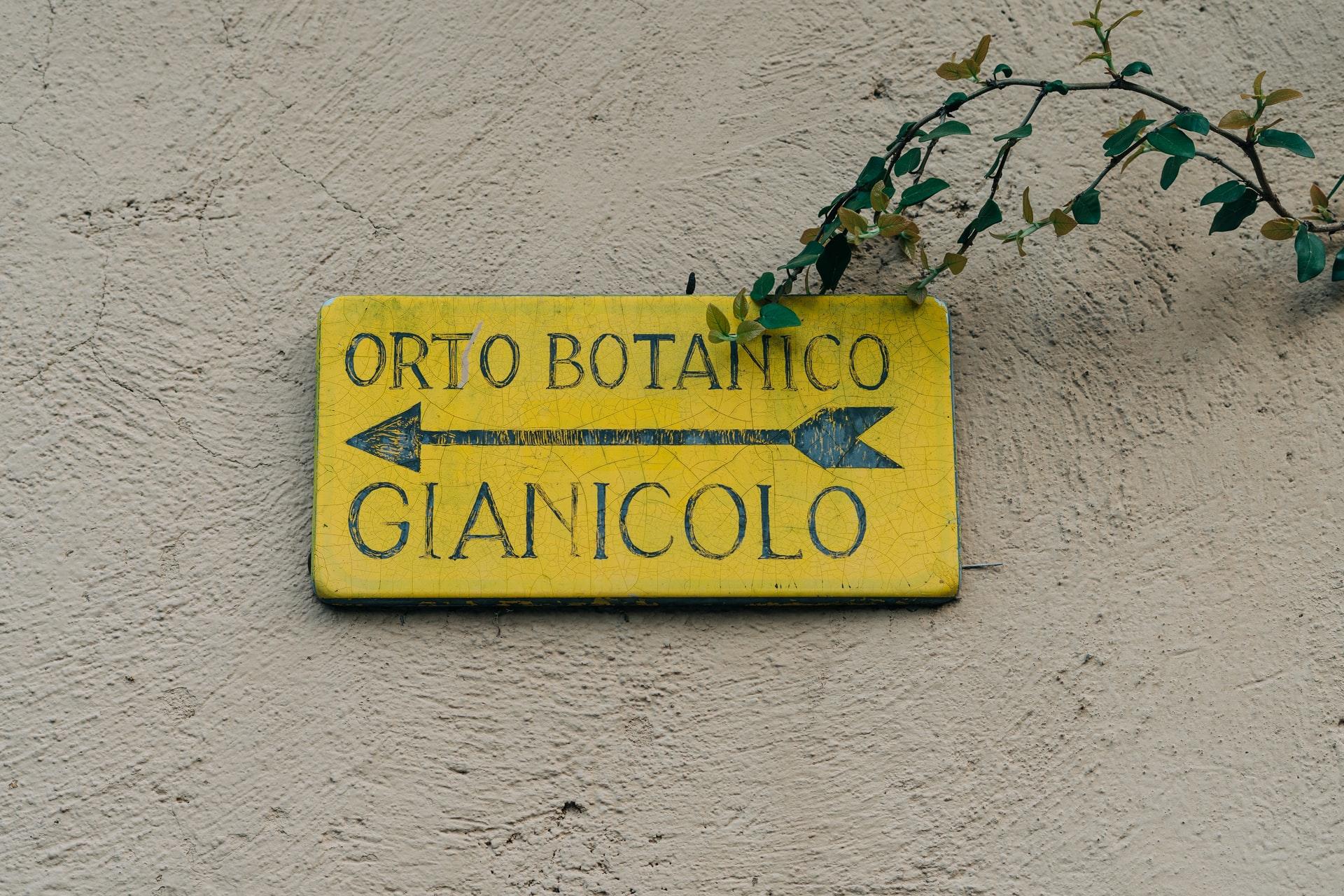 italienska ord orto botanico på gul skylt