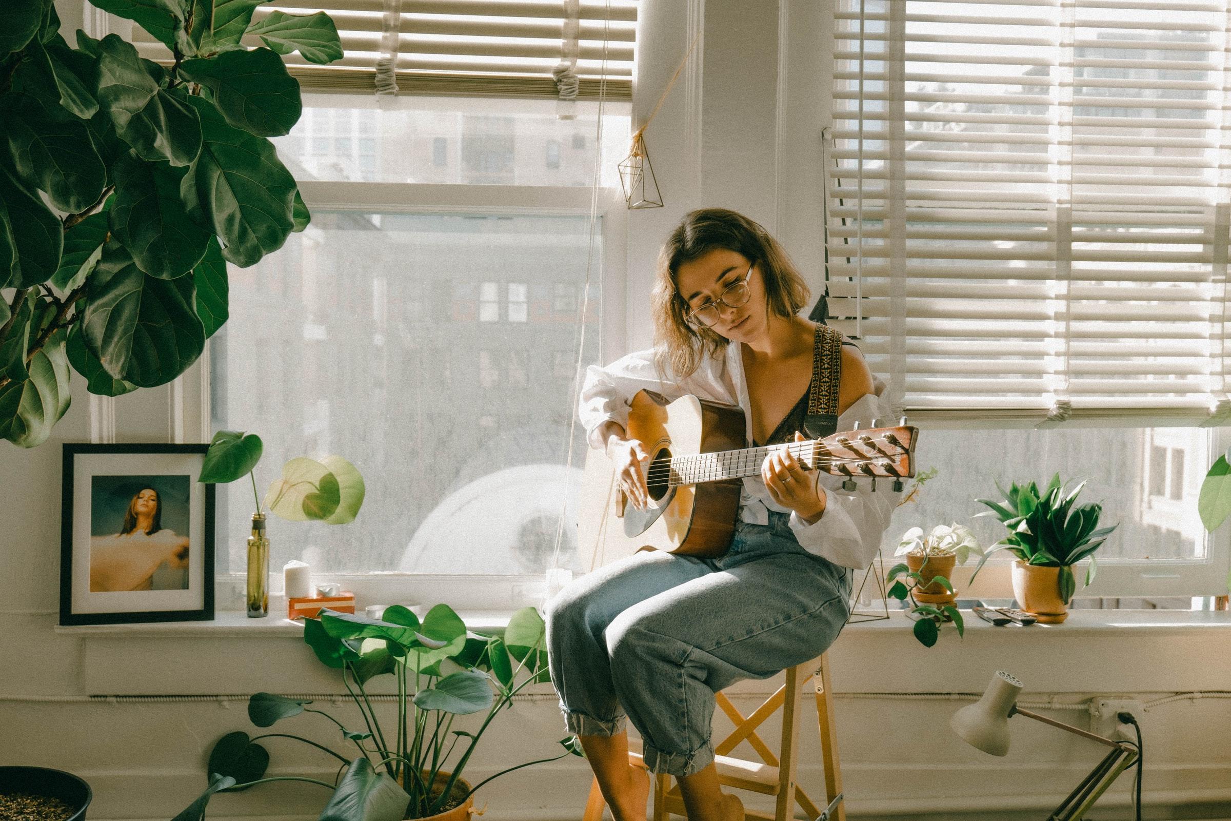 tjej spelar gitarr från secondhand