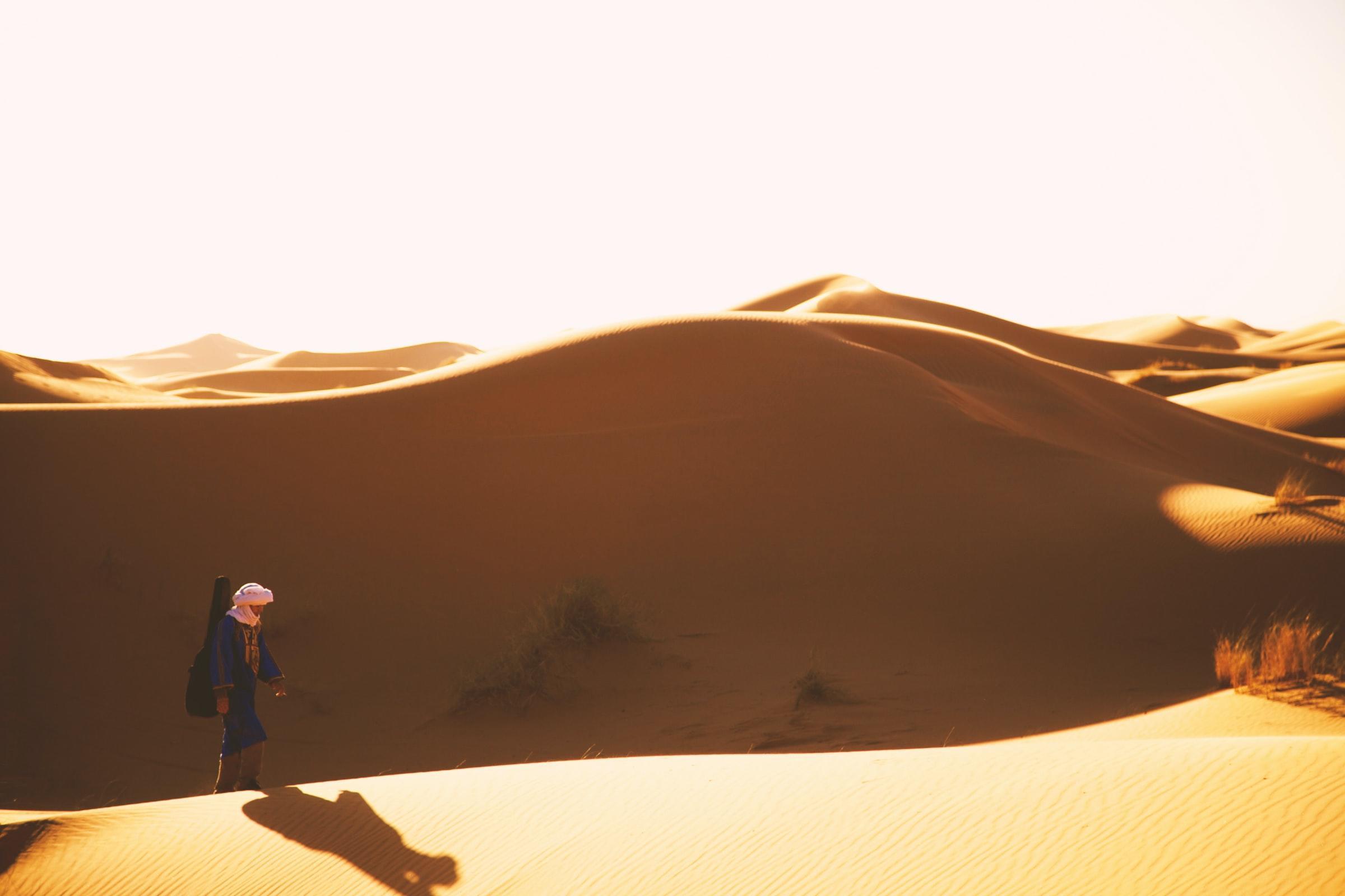 man vandrar i öknen i och lär sig arabiska
