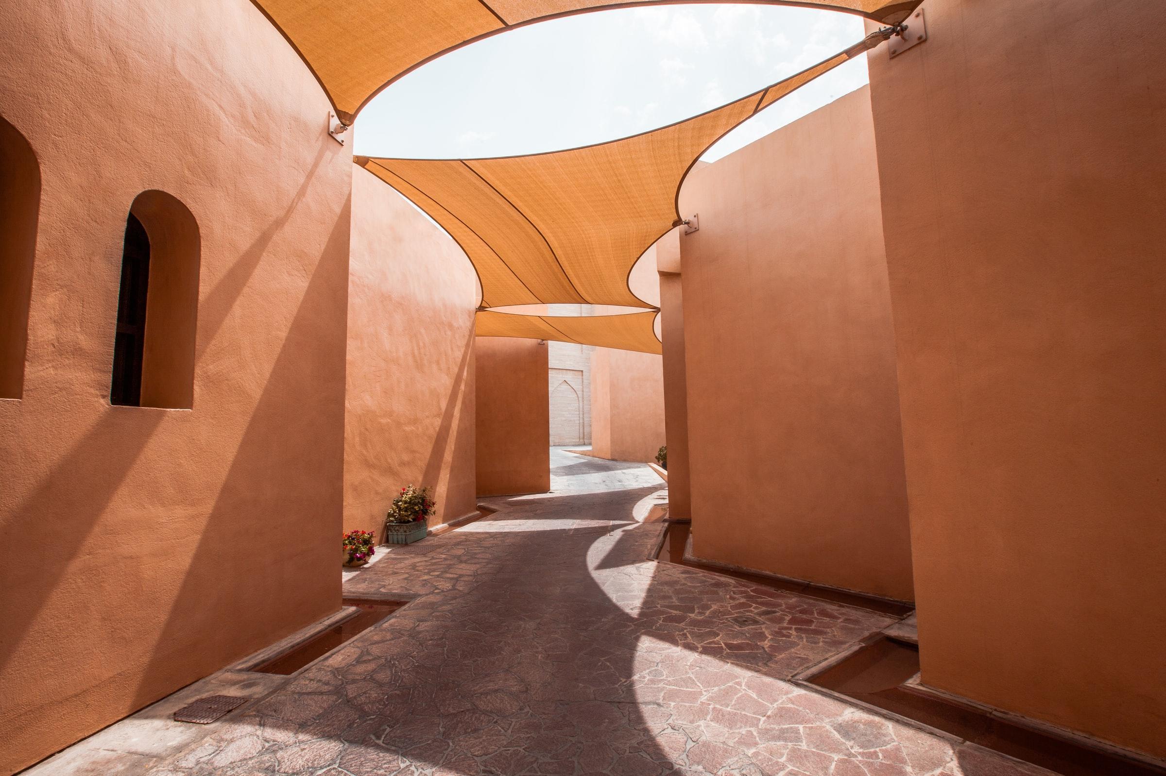 arabisk arkitektur med orangea stenväggar