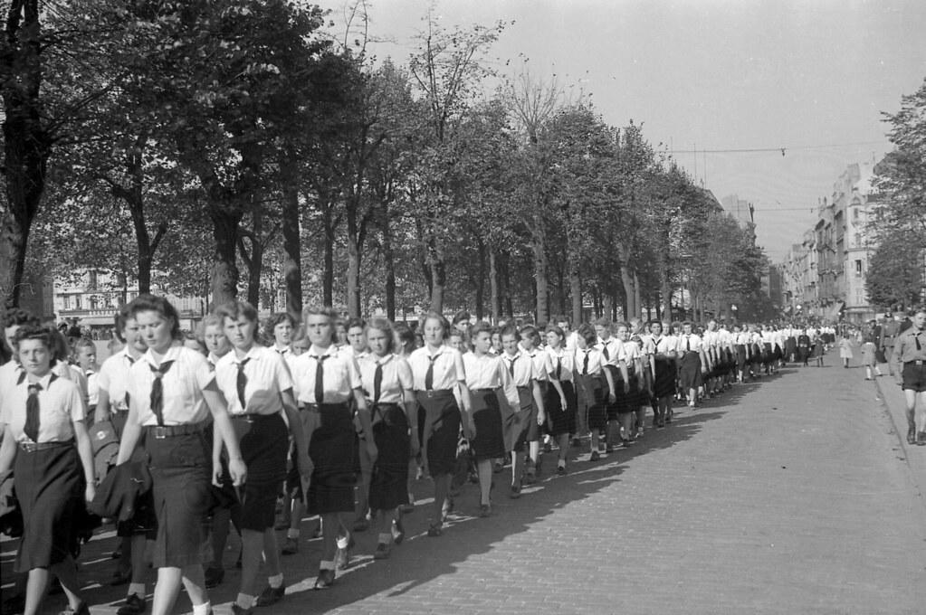 En parad med långa rader utav flickor från Bund Deutscher Mädel.