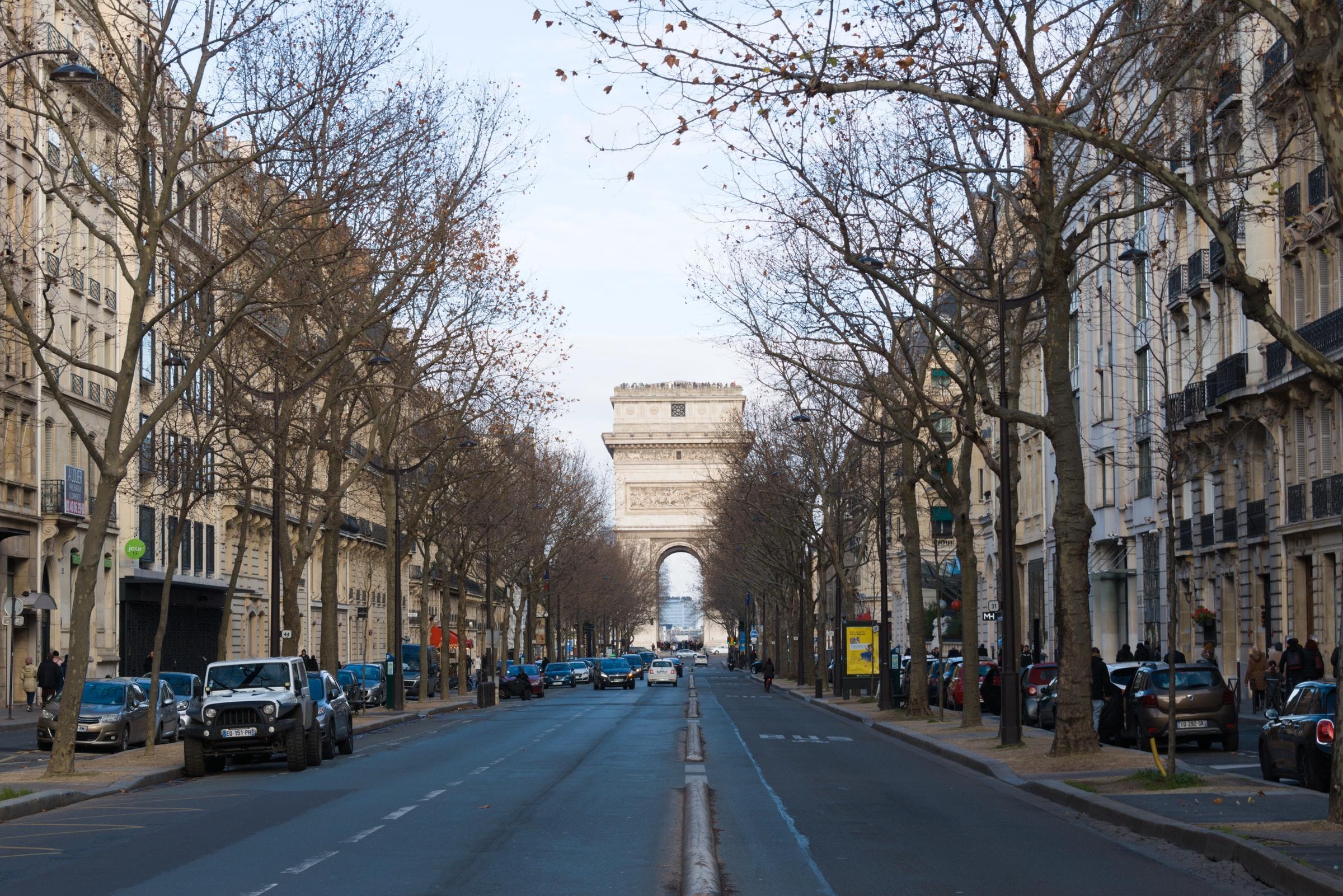 Gata i franska huvudstaden Paris vid triumfbågen