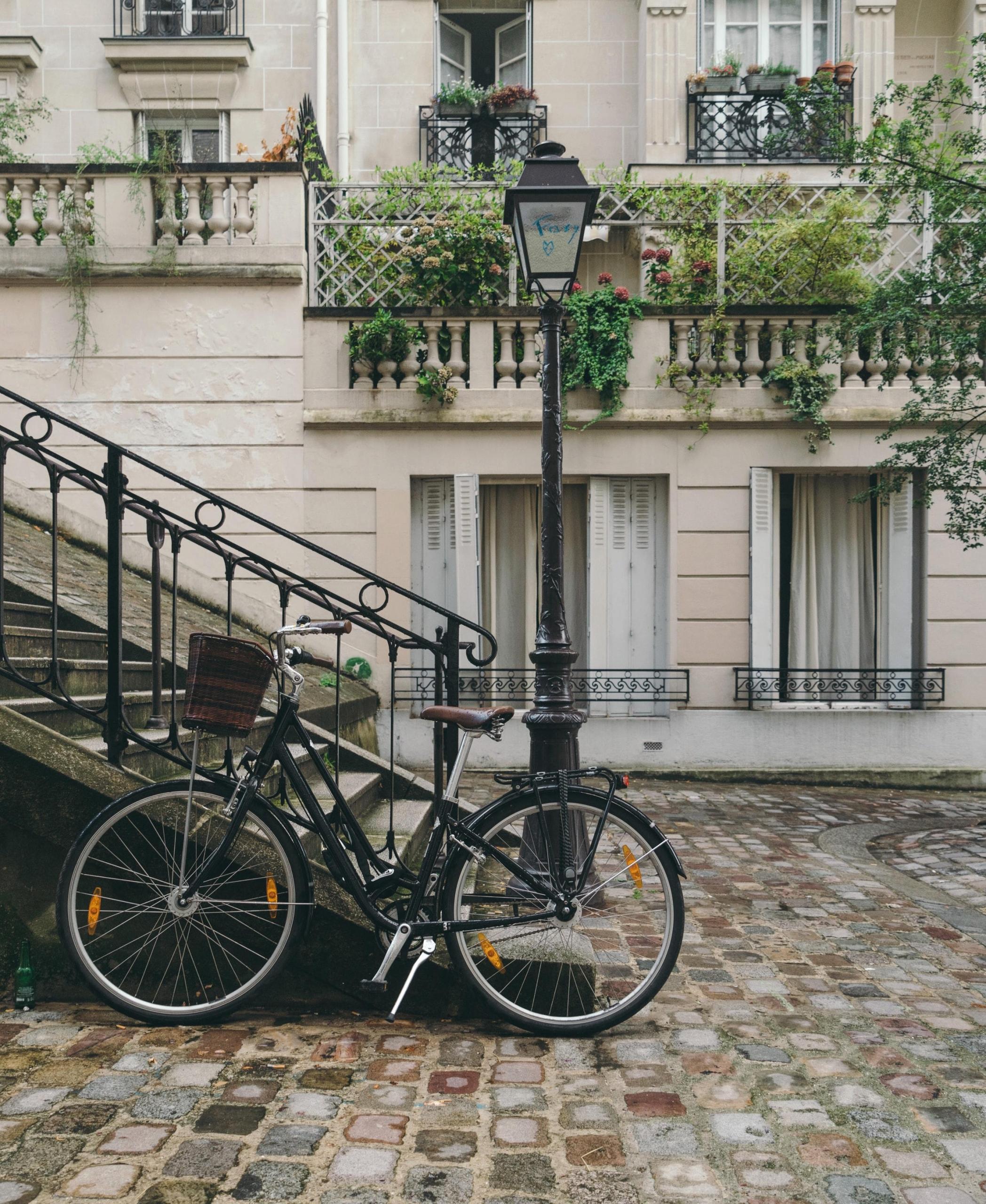 en franska lärare har parkerat sin cykel mot en trapp