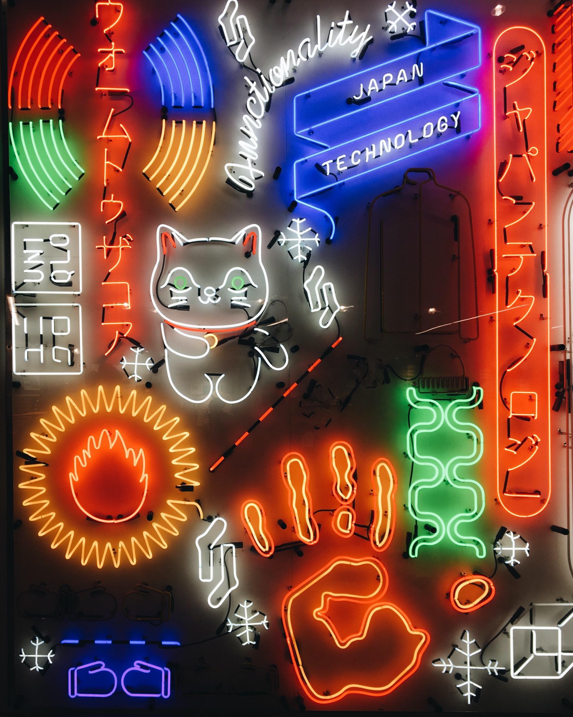 japanska ord på neonskyltar