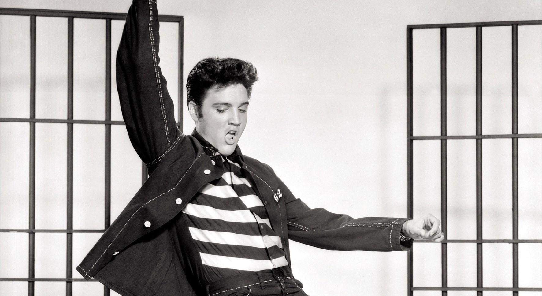 Elvis Presley dansar till sången Jailhouse Rock