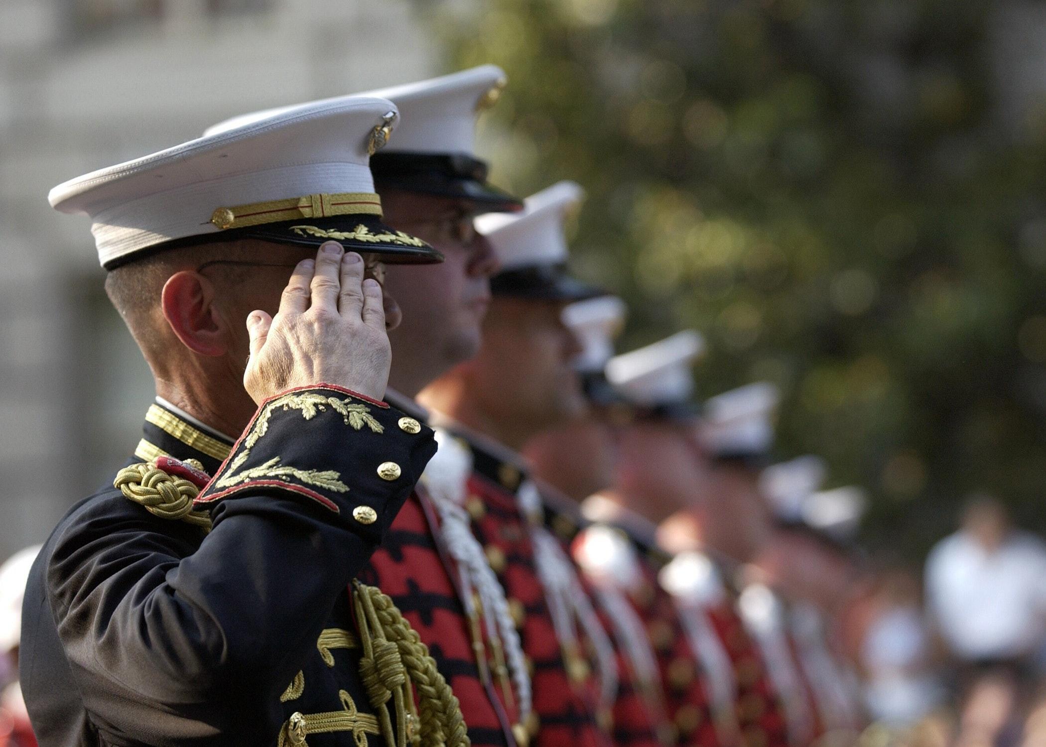 Militär som står i givakt 