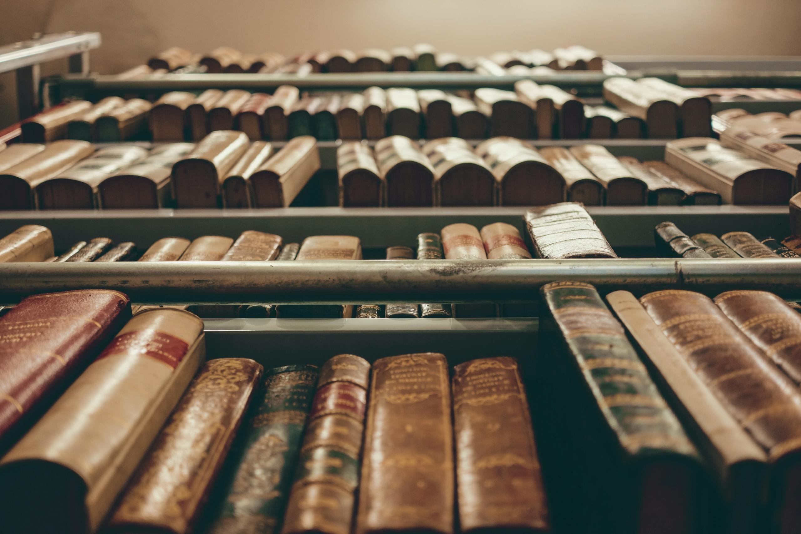 bokhylla full med spansk litteratur