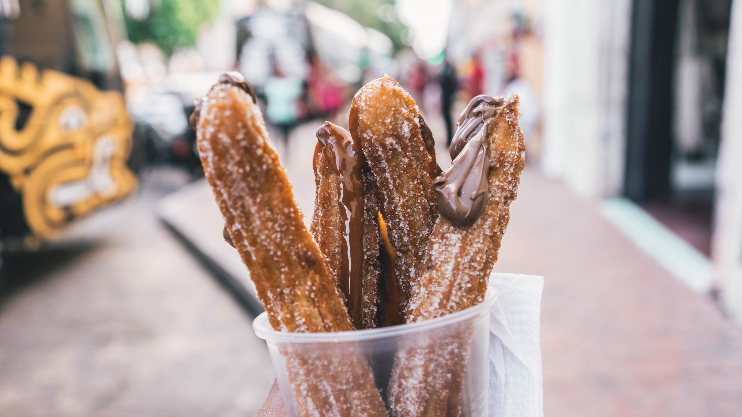 churros och choklad i en plastmugg