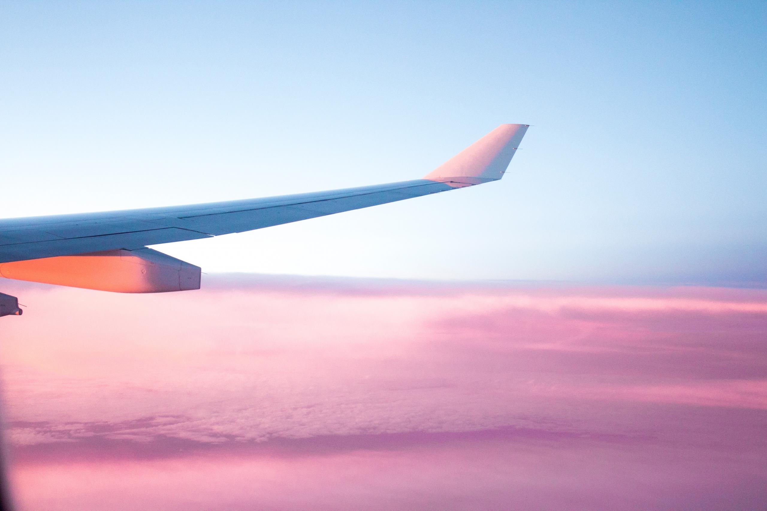 Flygplan ovanför molnen