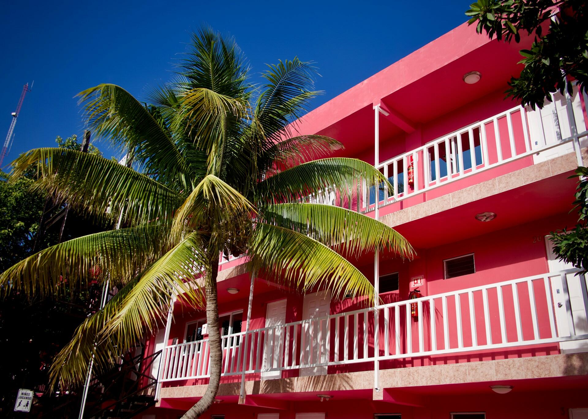 Rosa fasad på hotell i Mexico.