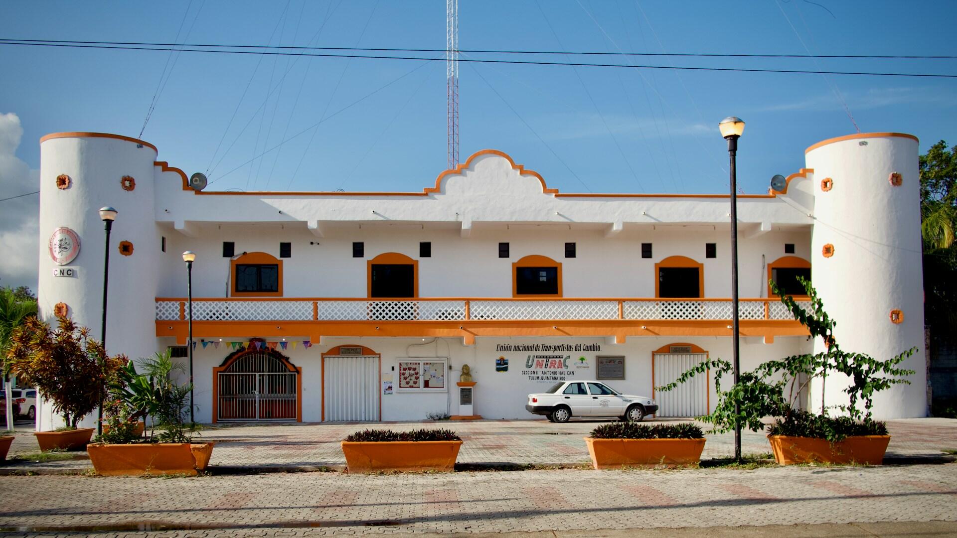 Färgglad byggnad i Mexico.