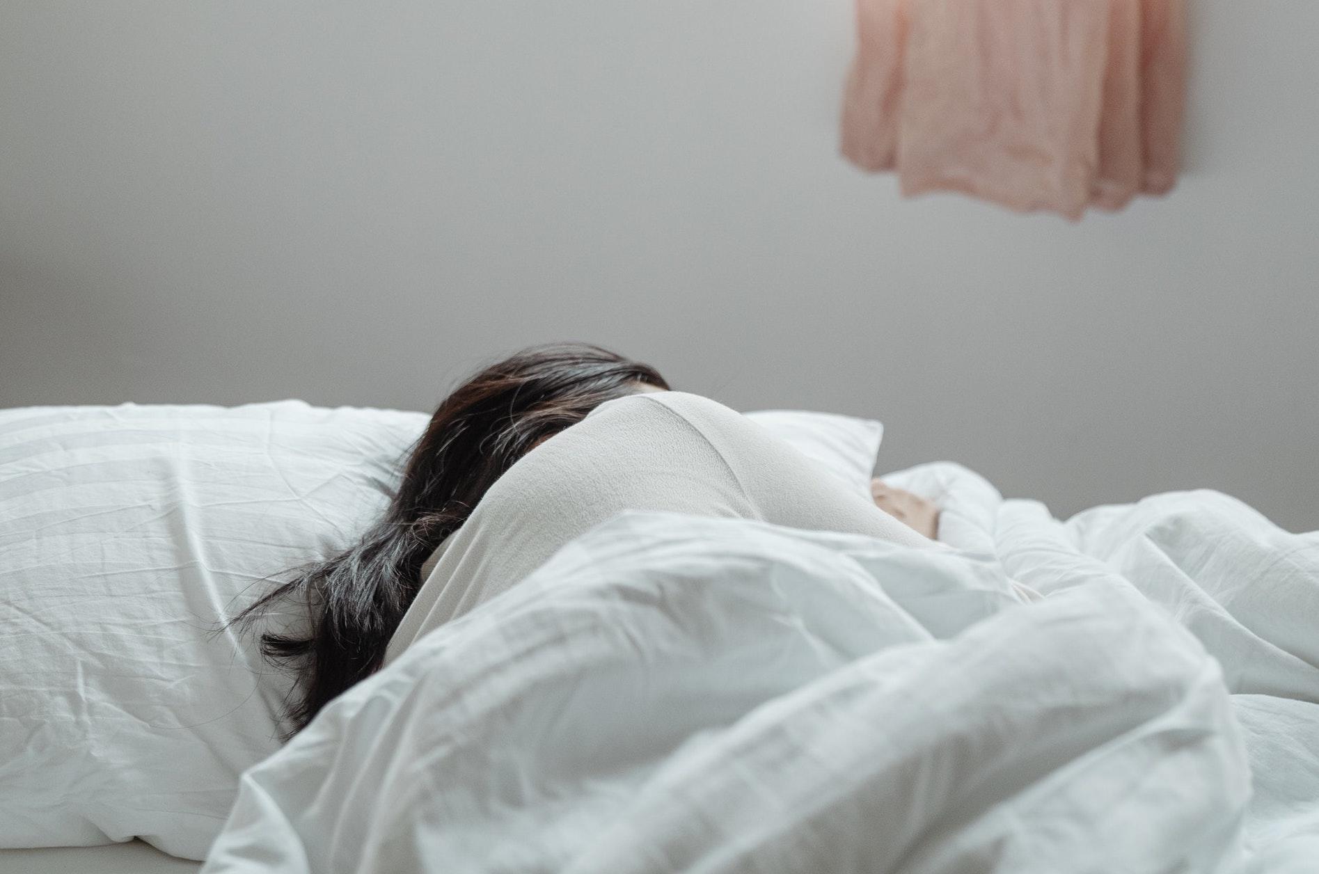 en kvinna bakifrån som sover innan träning