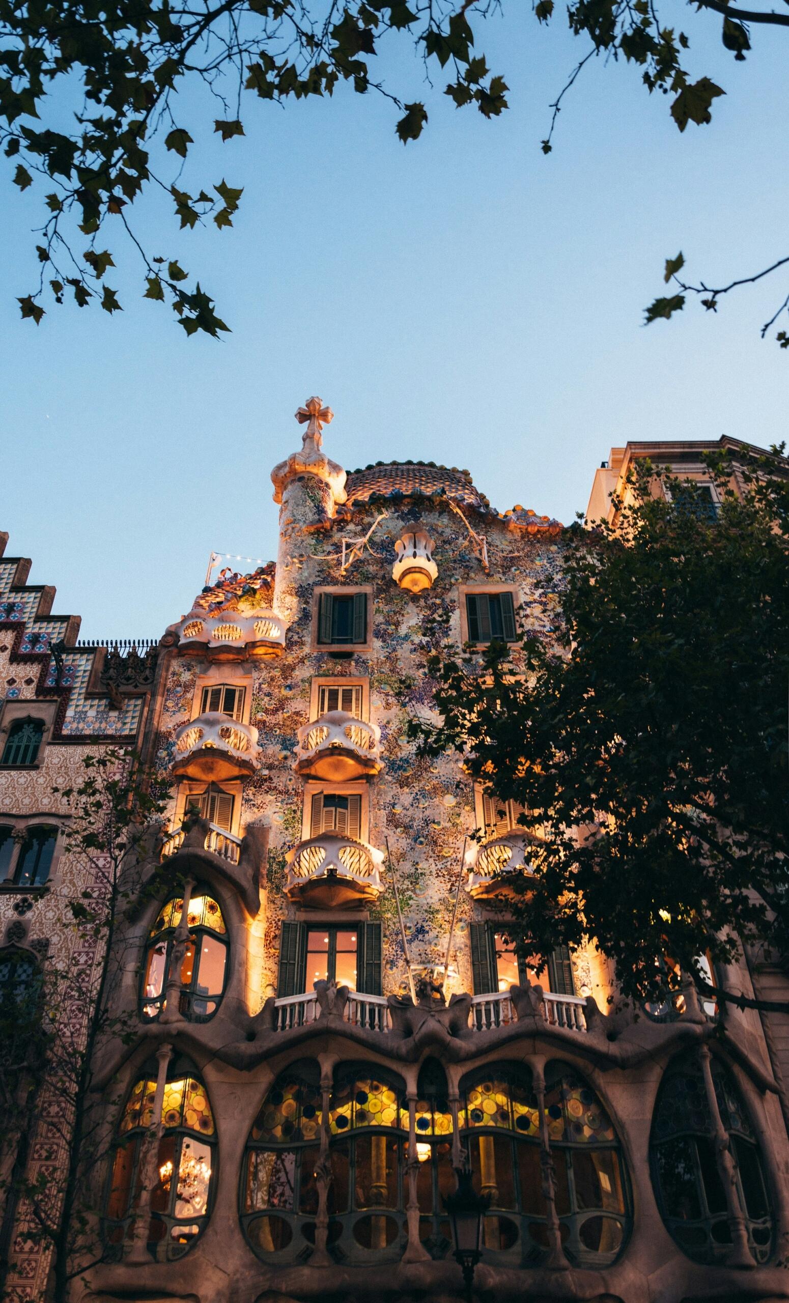 Bild på känd art nouveau-byggnad i Barcelona under kvällstid.