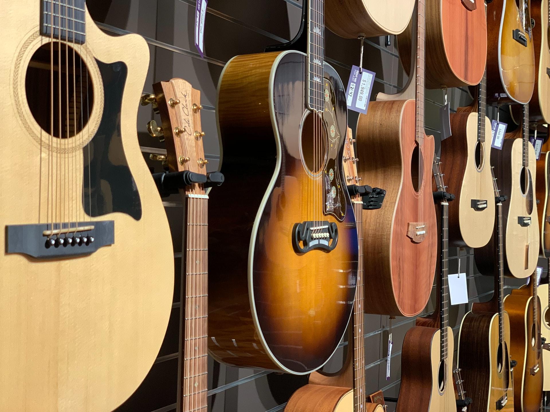 vägg av gitarrer du kan köpa