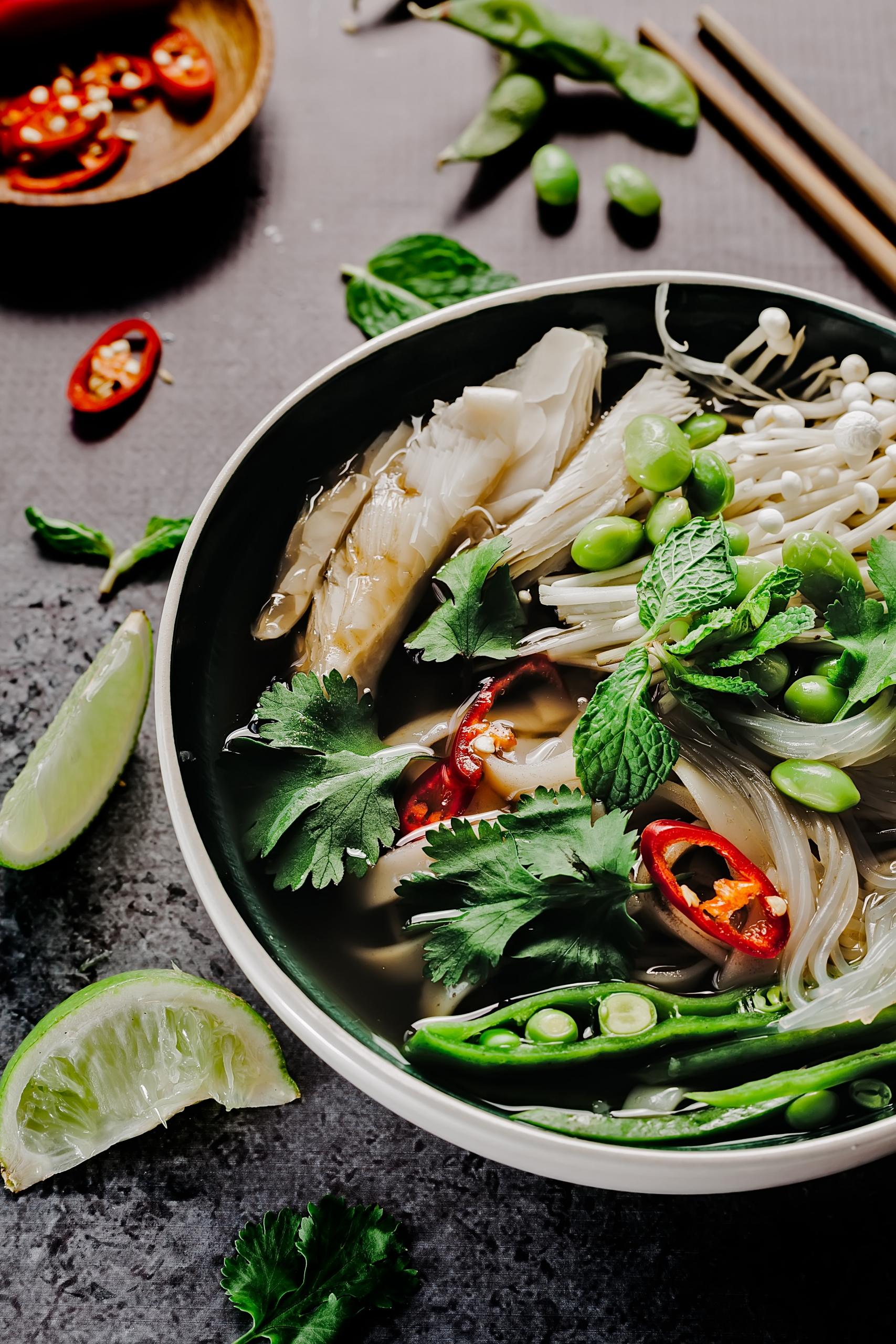 Asiatisk-inspirerad skål med nudlar i buljong och mycket färska grönsaker och örter.