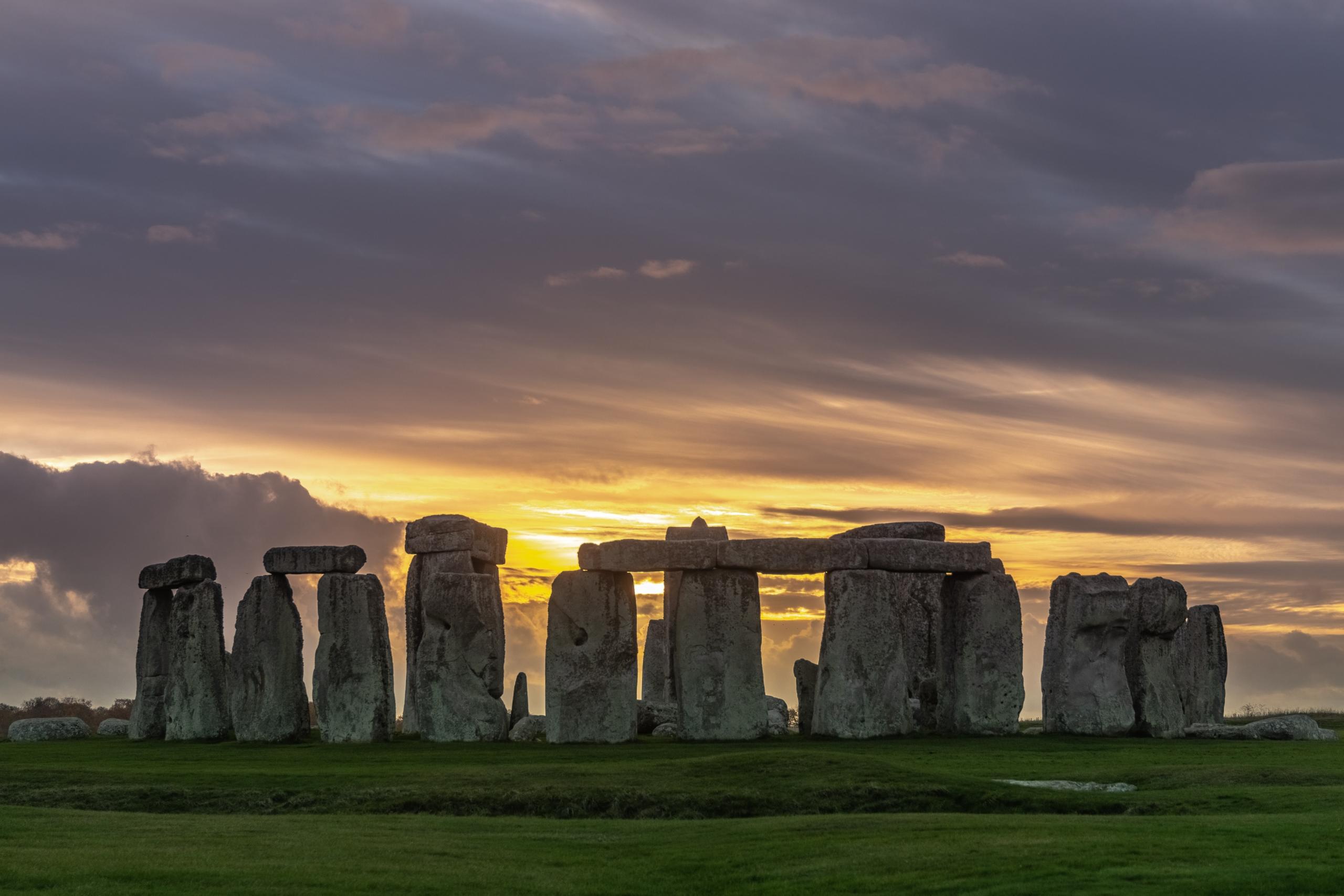 Stonehenge i England i solnedgången.