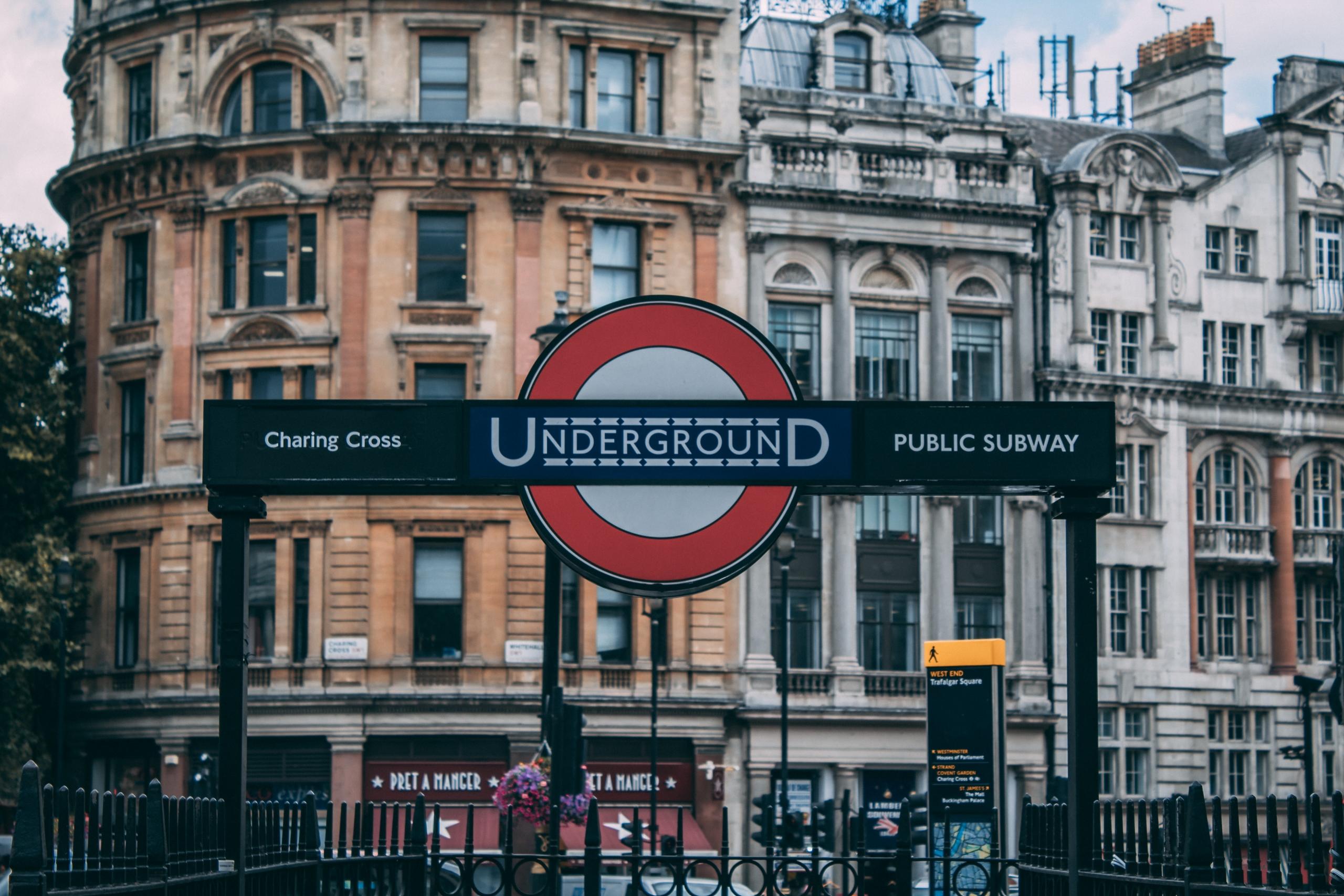 En trappa ned till en av Londons tunnelbanestationer.