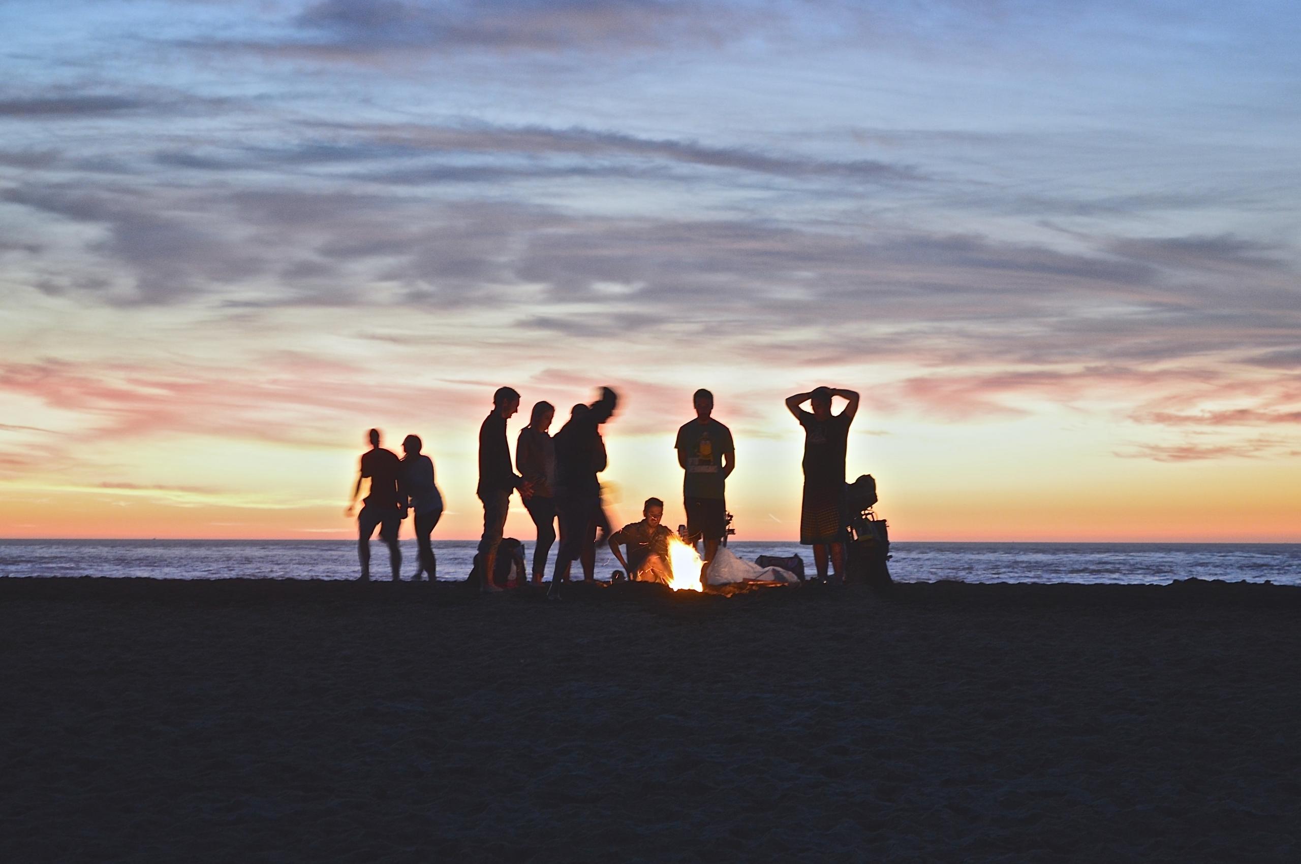 Ett kompisgäng som semestrar på en strand.