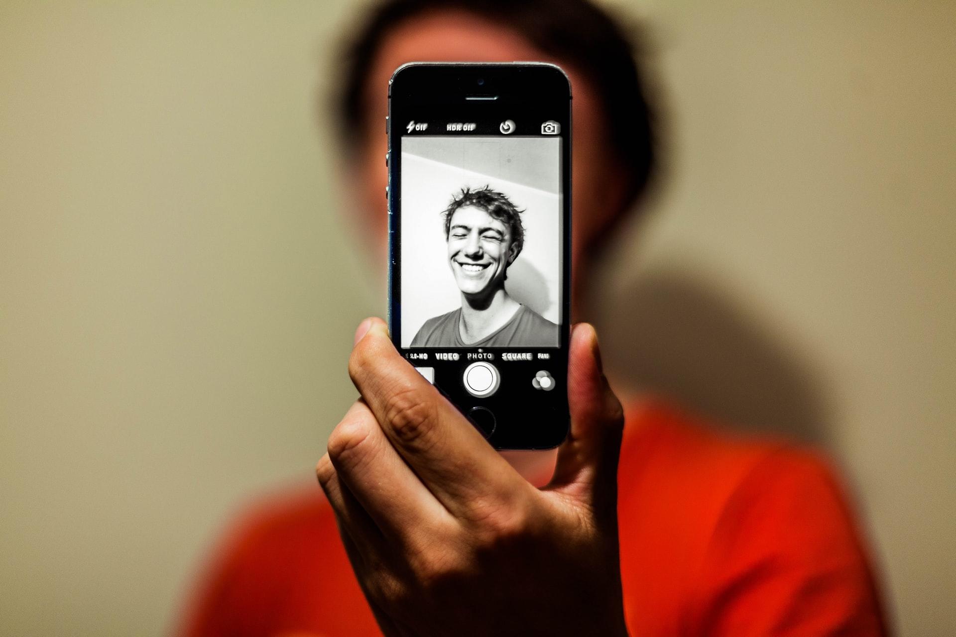 Ett svartvitt självporträtt taget med en telefon.
