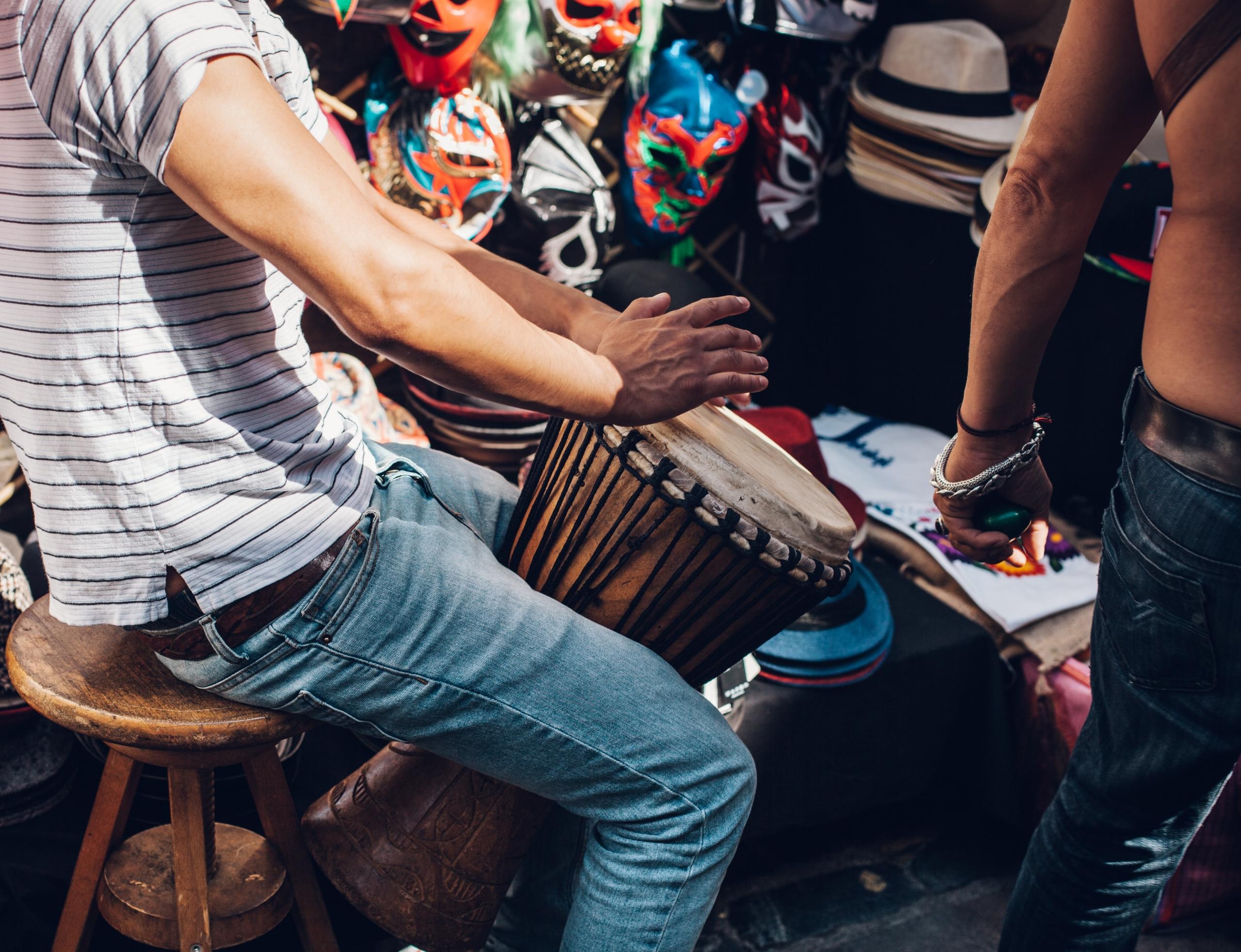 Man spelar på Djembe trumma