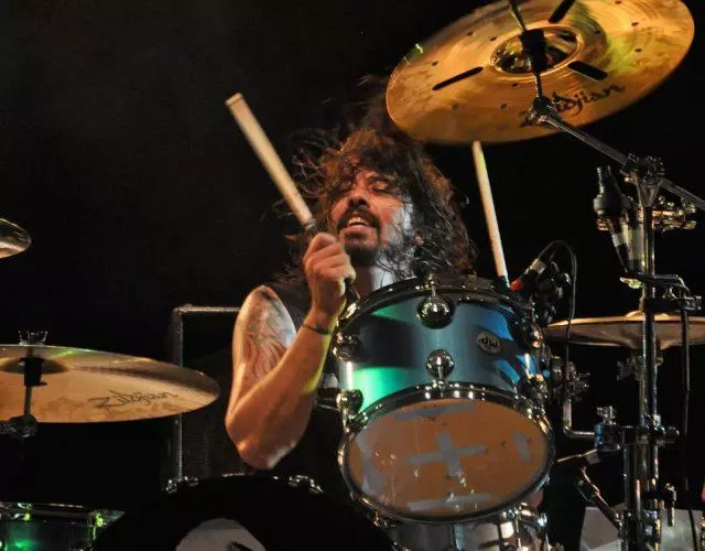 Dave Grohl bakom trummor