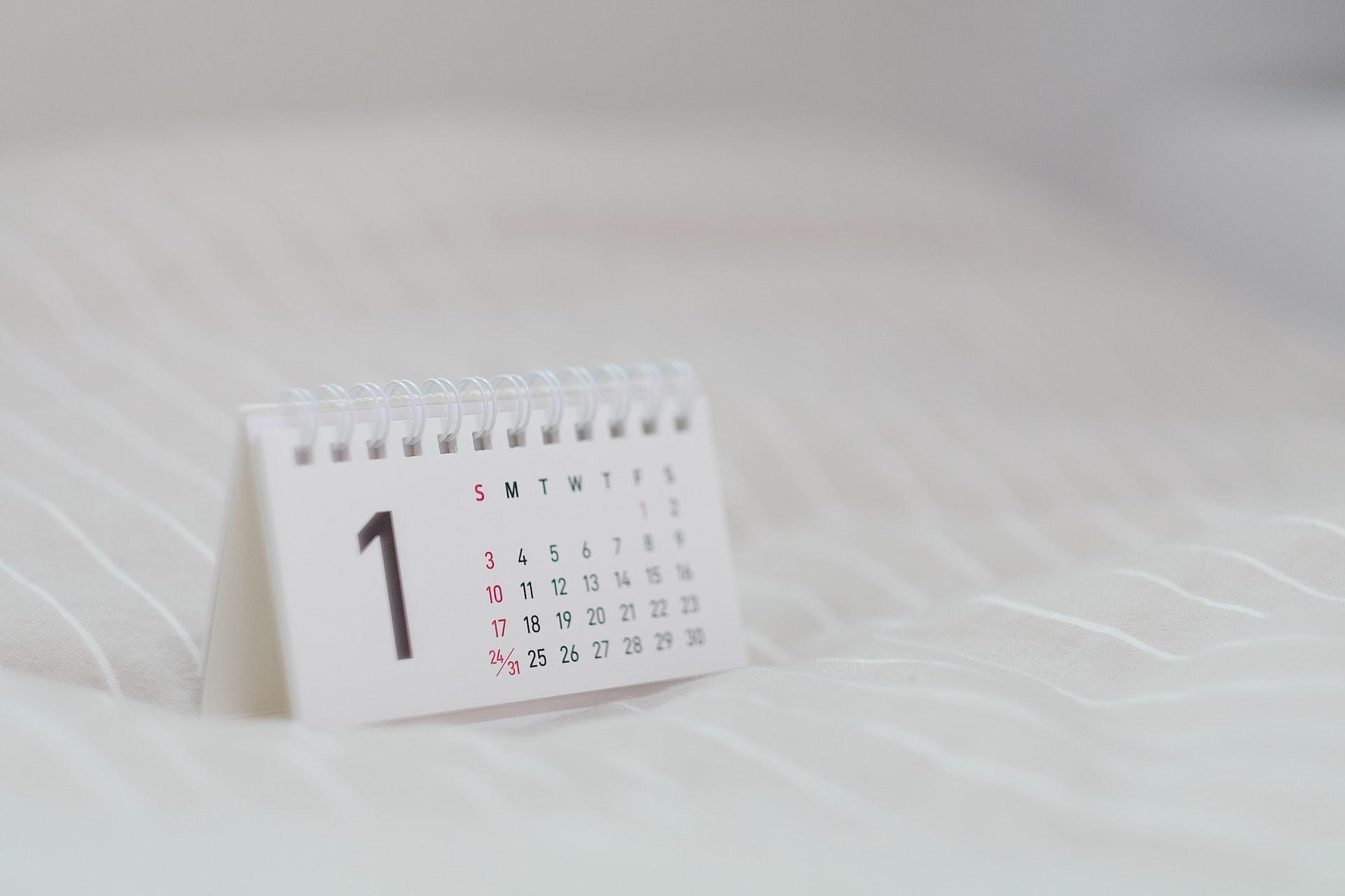 ståendes papperskalender på säng