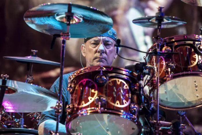 Neil Peart bakom trumsetet