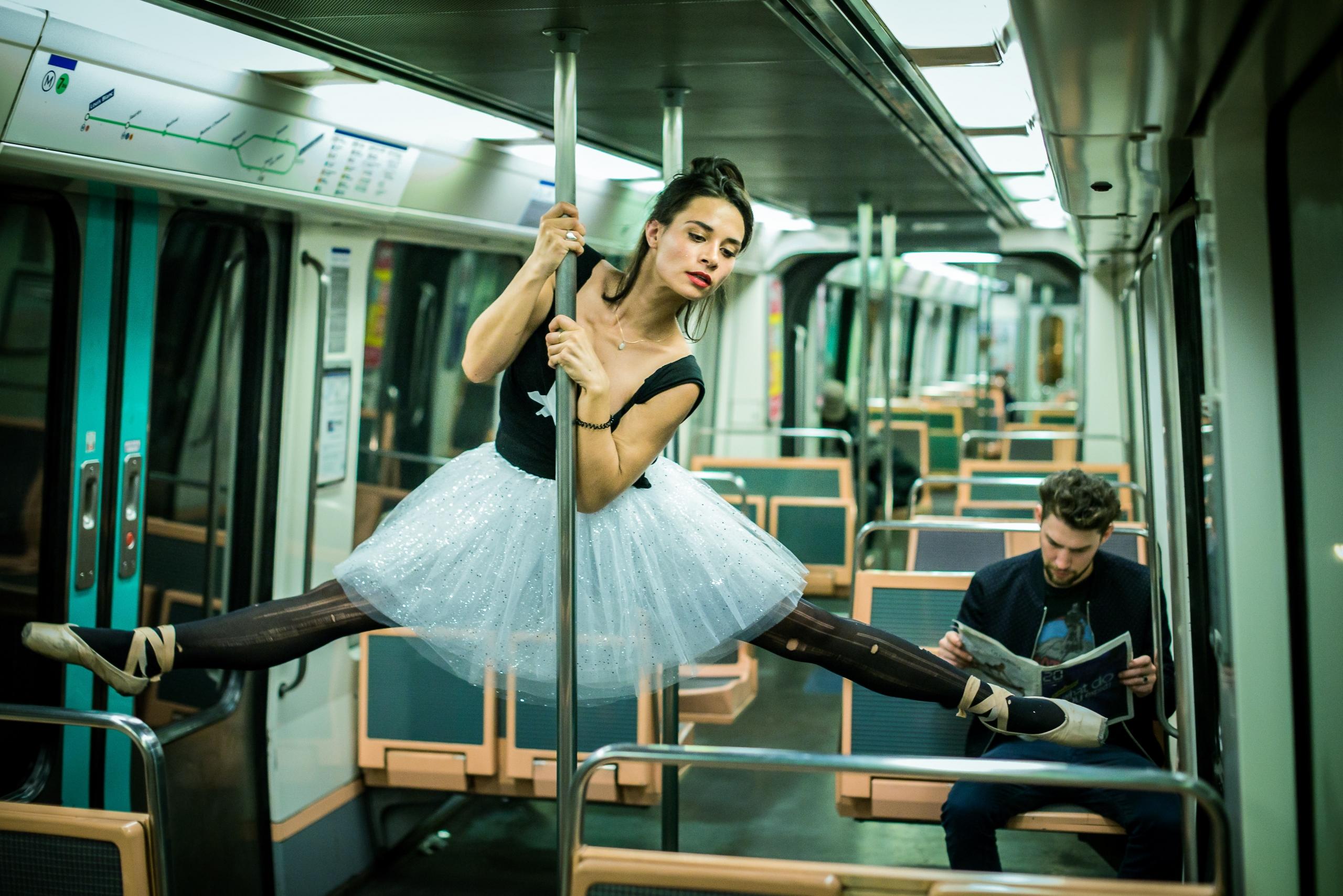 En rysk ballerina som dansar på tunnelbanan.