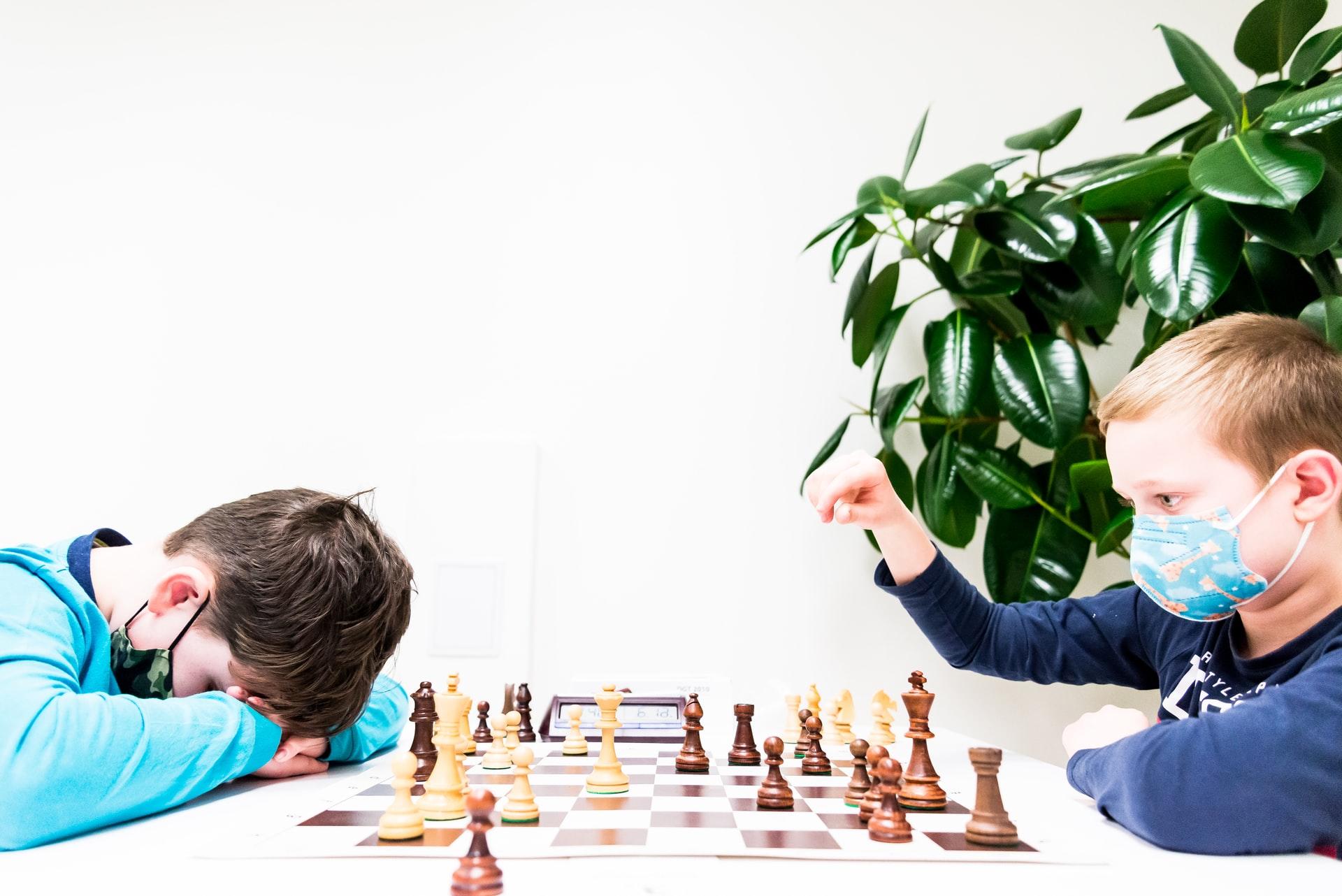 Två pojkar spelar schack