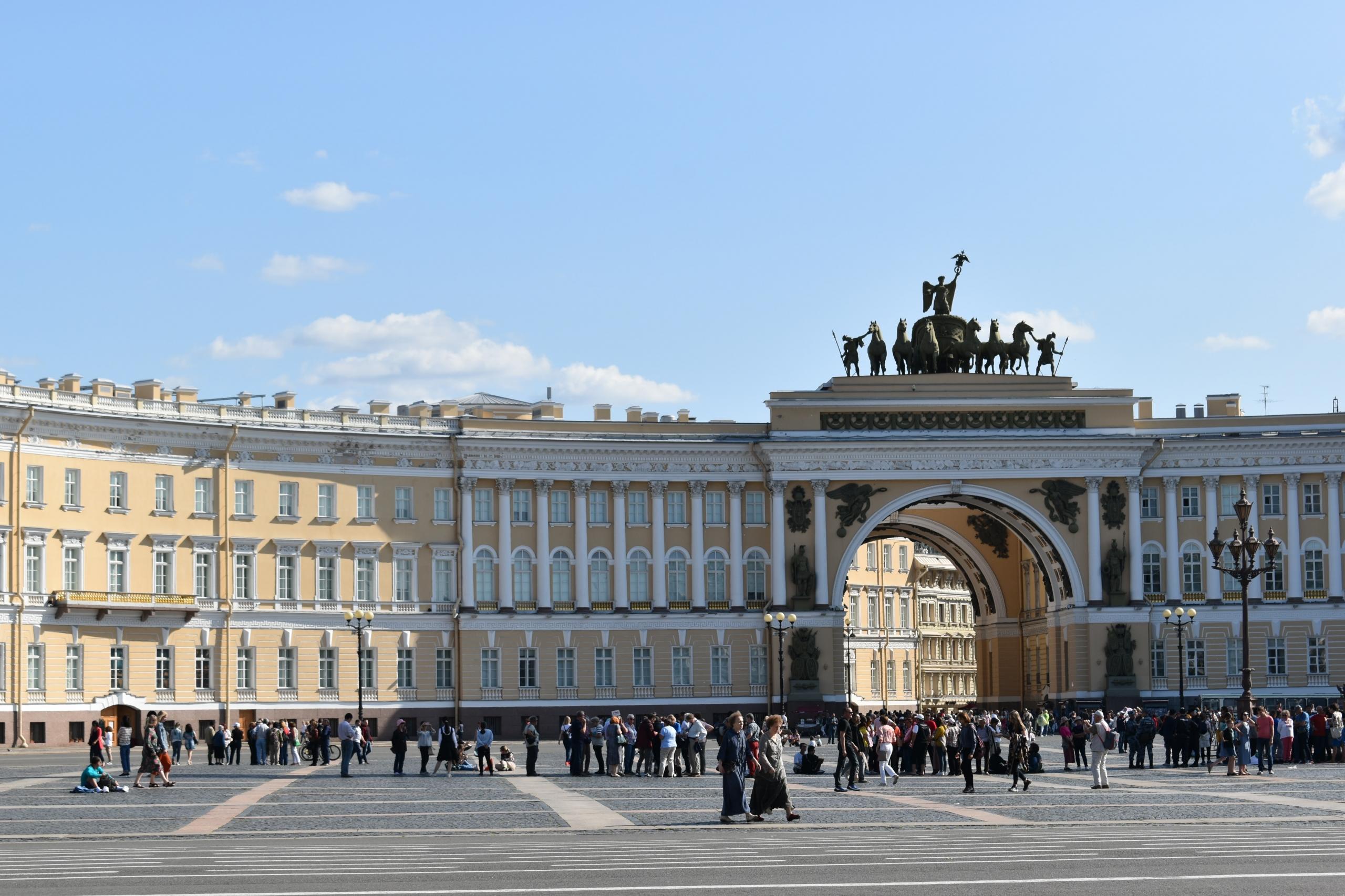 Ett ryskt museum vid ett torg i Sankt Petersburg.