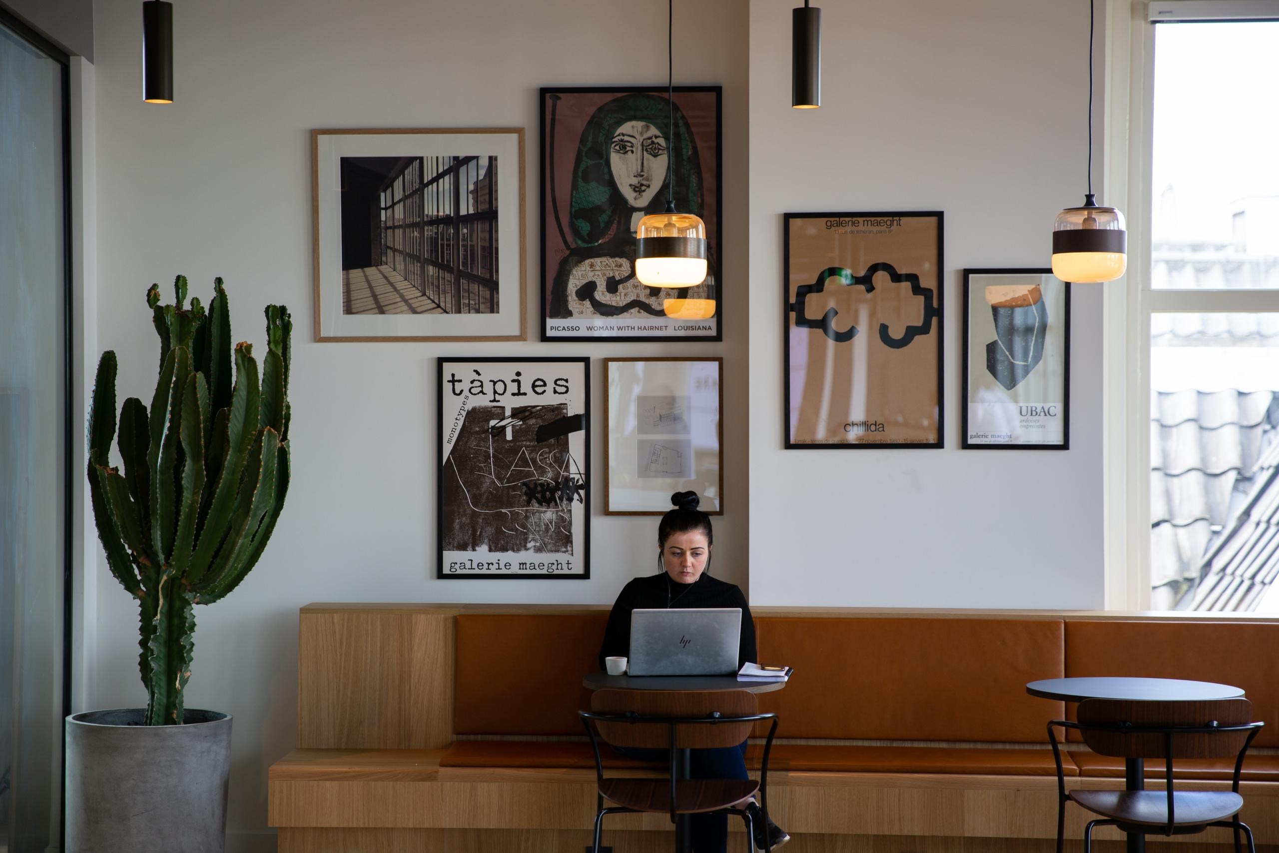 Lär dig holländska online, från ett café precis som tjejen på bilden