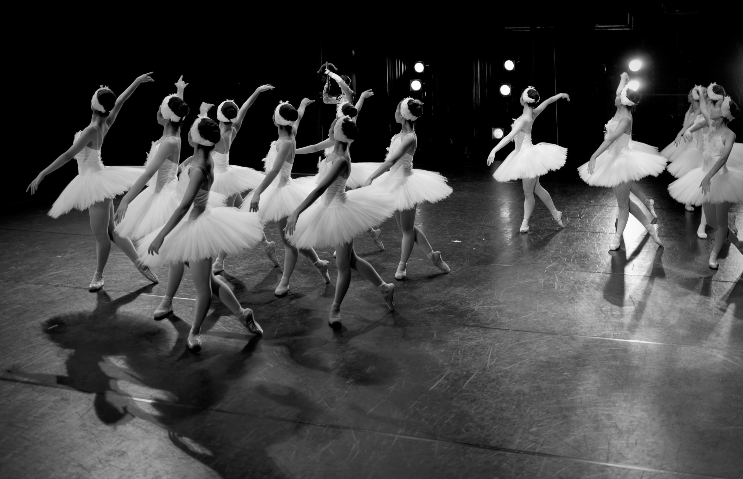 Ballerinor på scen i sina scenkostymer.